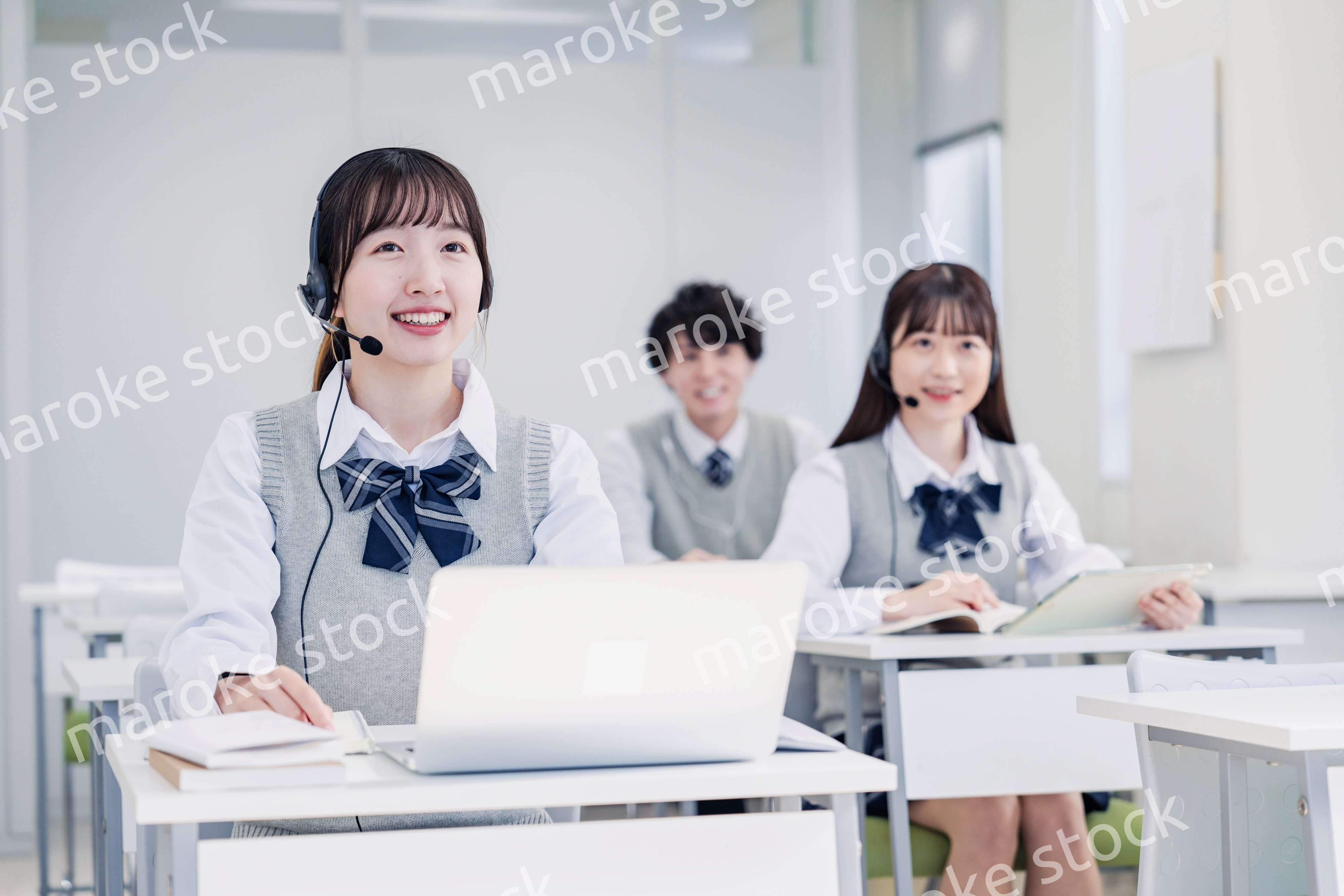 デジタル端末で授業を受ける高校生