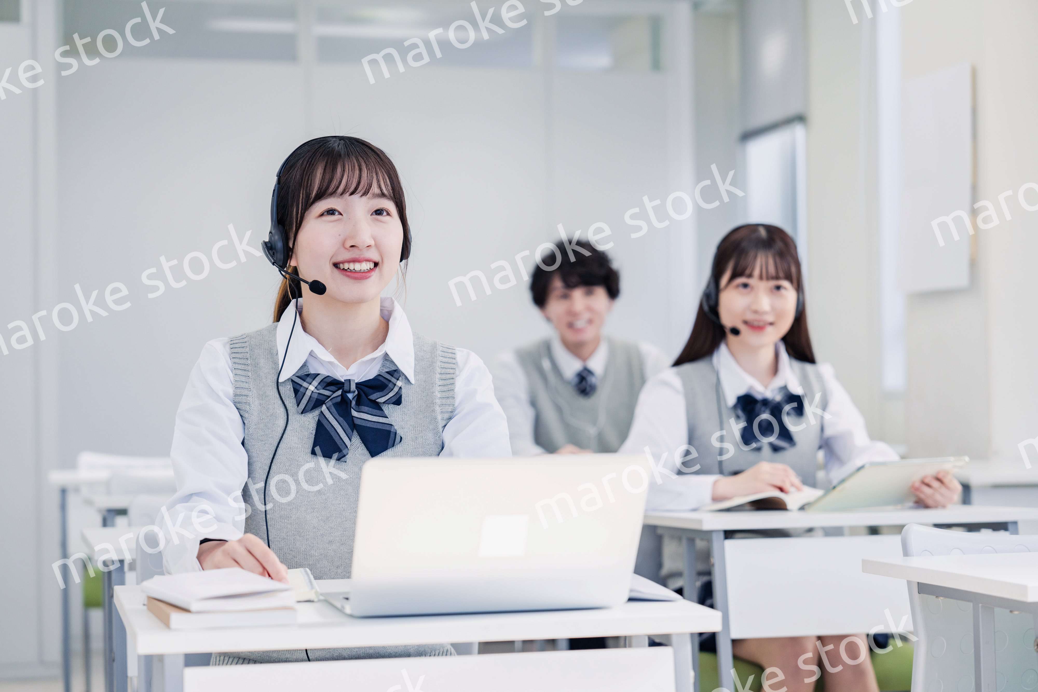 デジタル端末で授業を受ける高校生