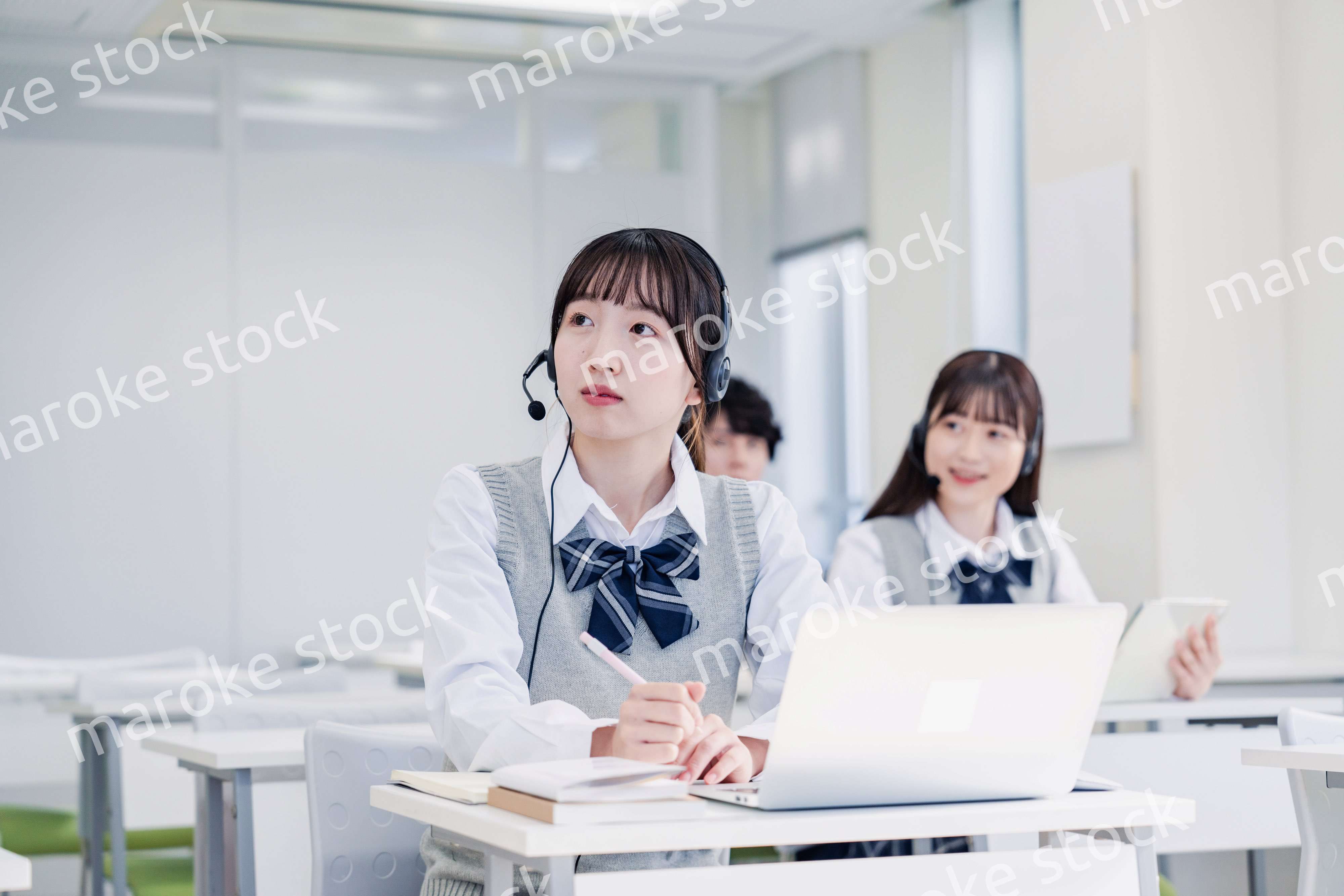 デジタル端末で授業を受ける高校生