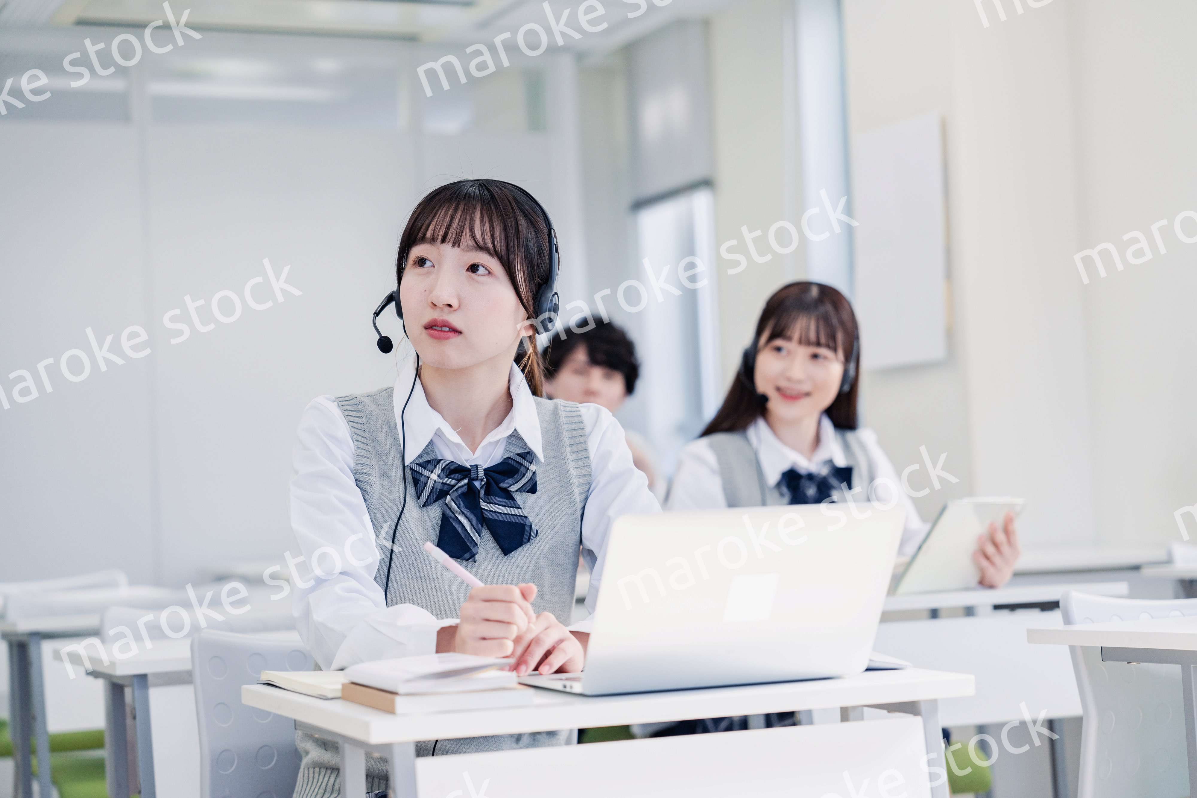 デジタル端末で授業を受ける高校生