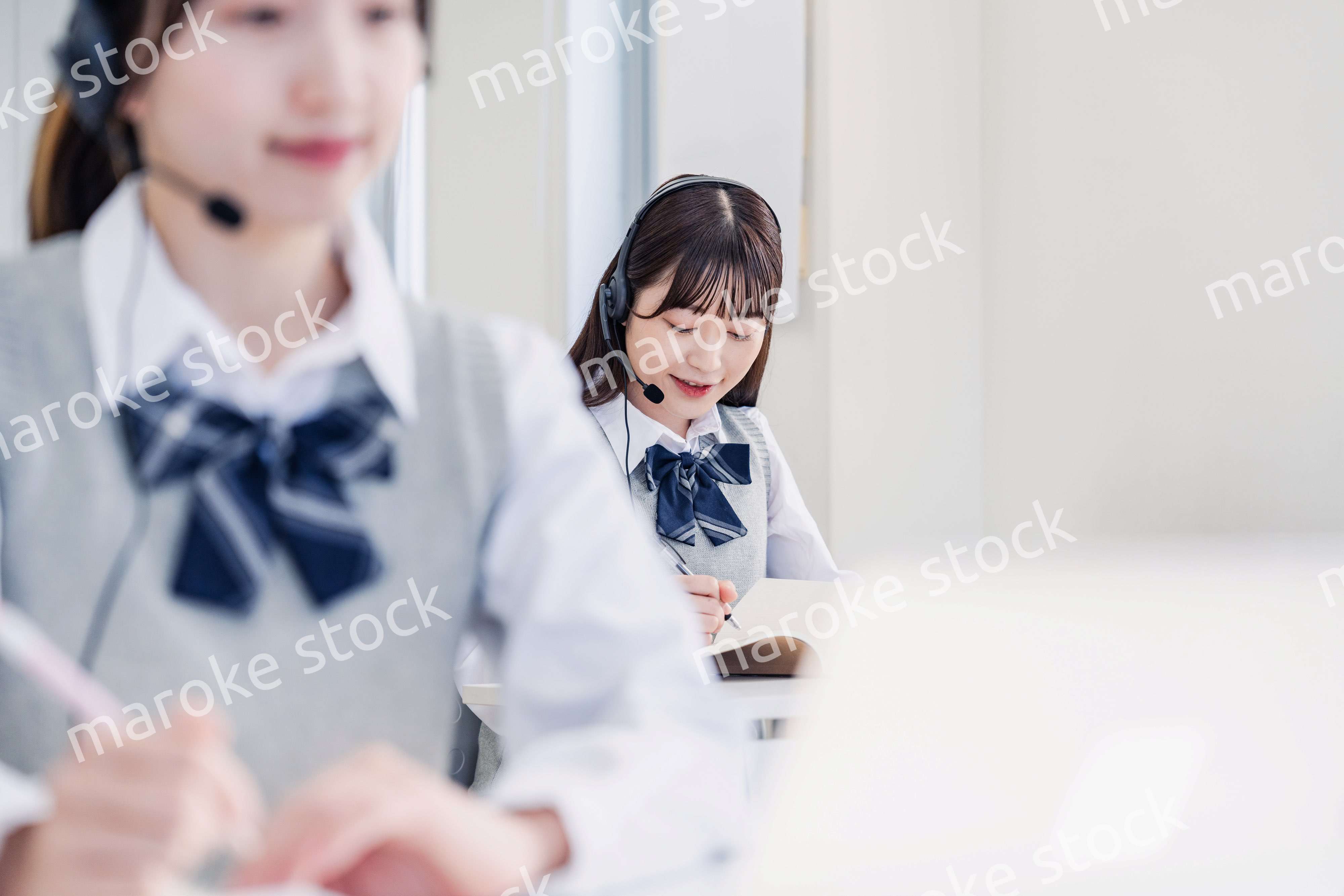 教室でノートパソコンを使う女子高生