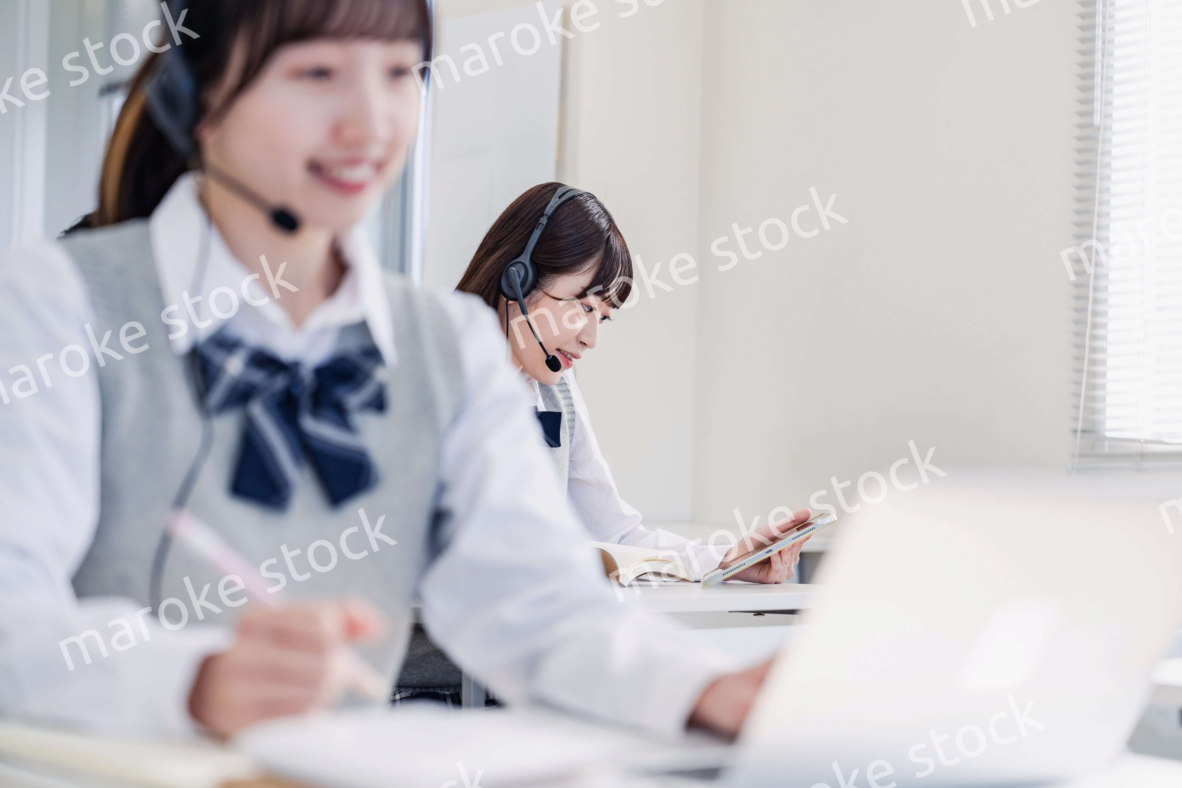 教室でノートパソコンを使う女子高生