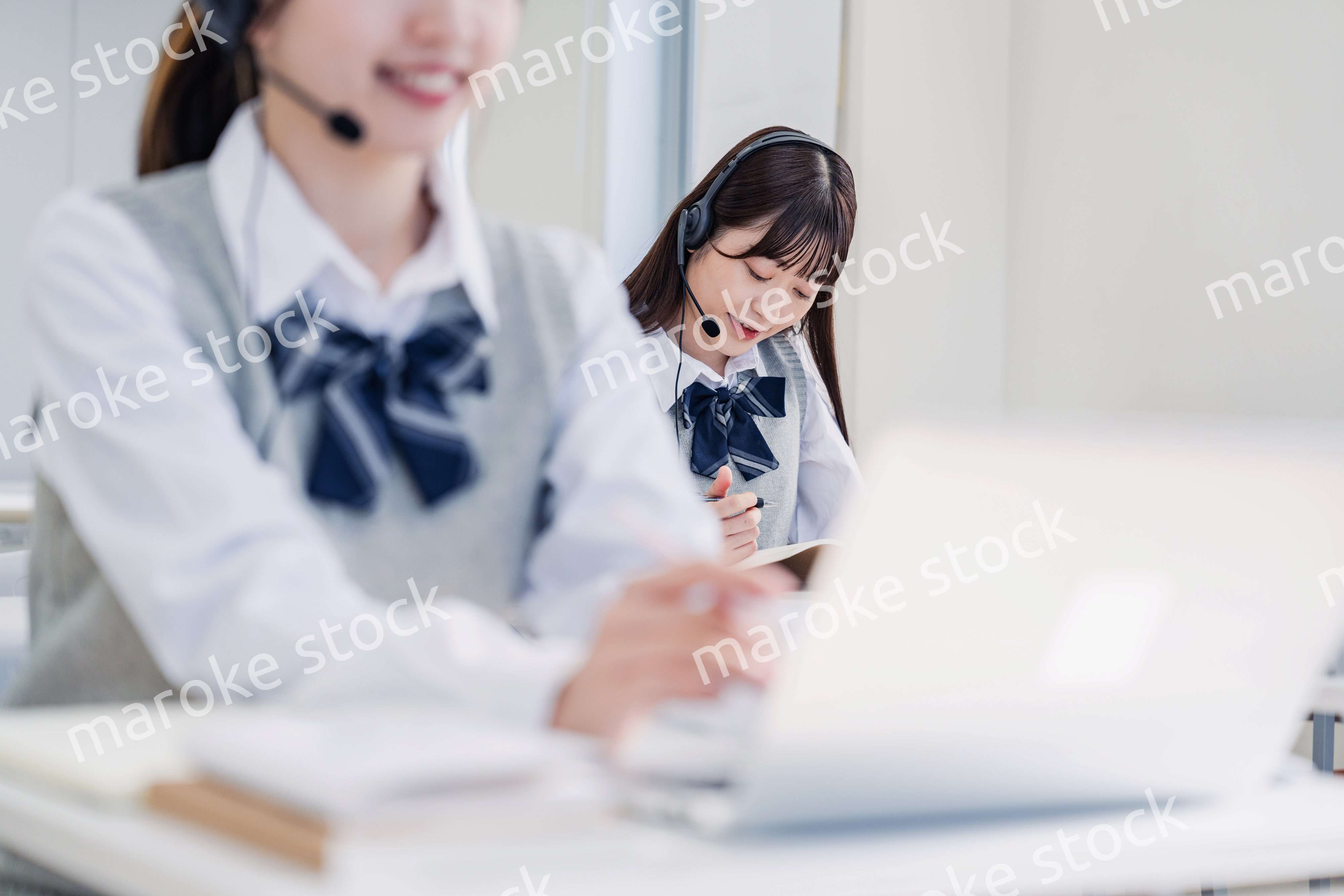 教室でノートパソコンを使う女子高生