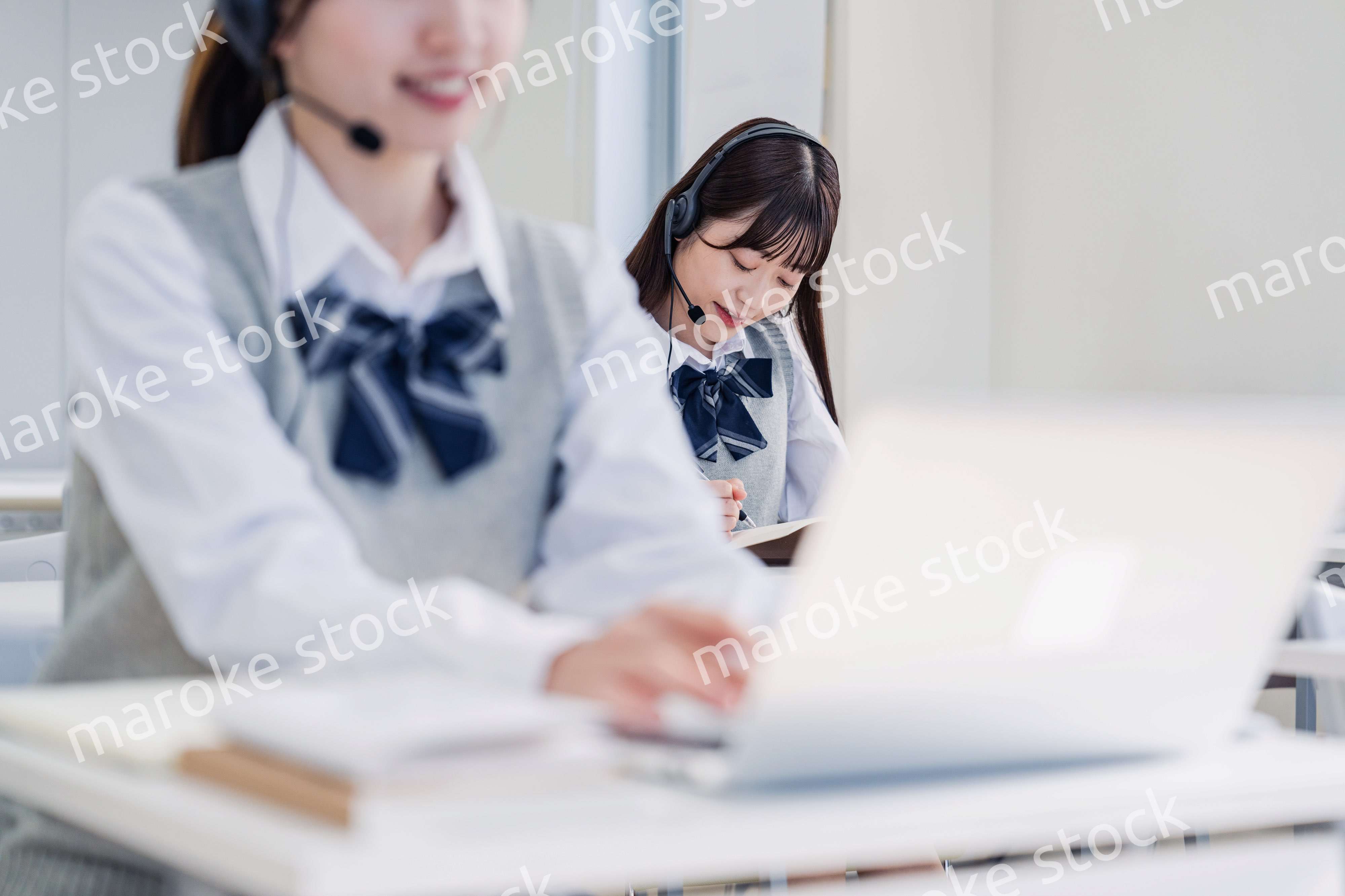 教室でノートパソコンを使う女子高生