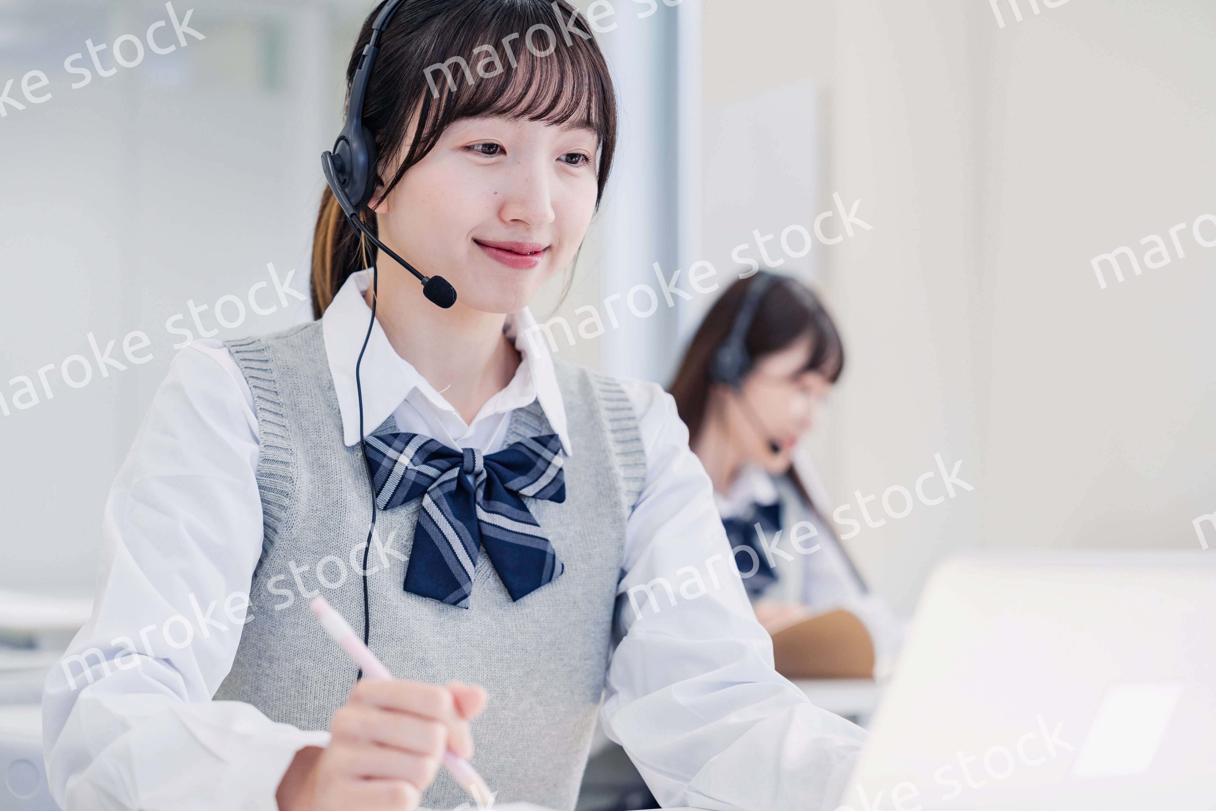 教室でノートパソコンを使う女子高生