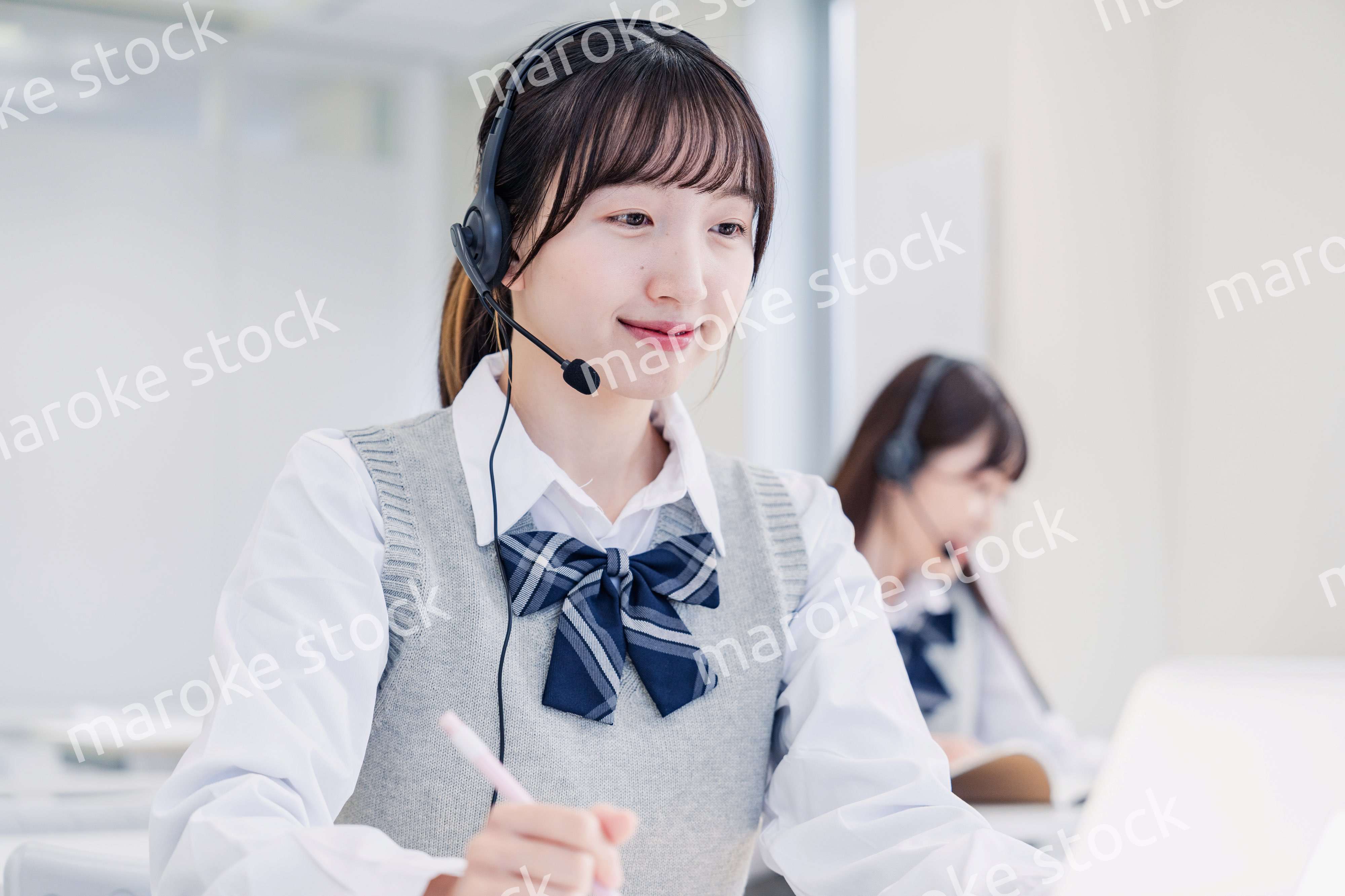 教室でノートパソコンを使う女子高生