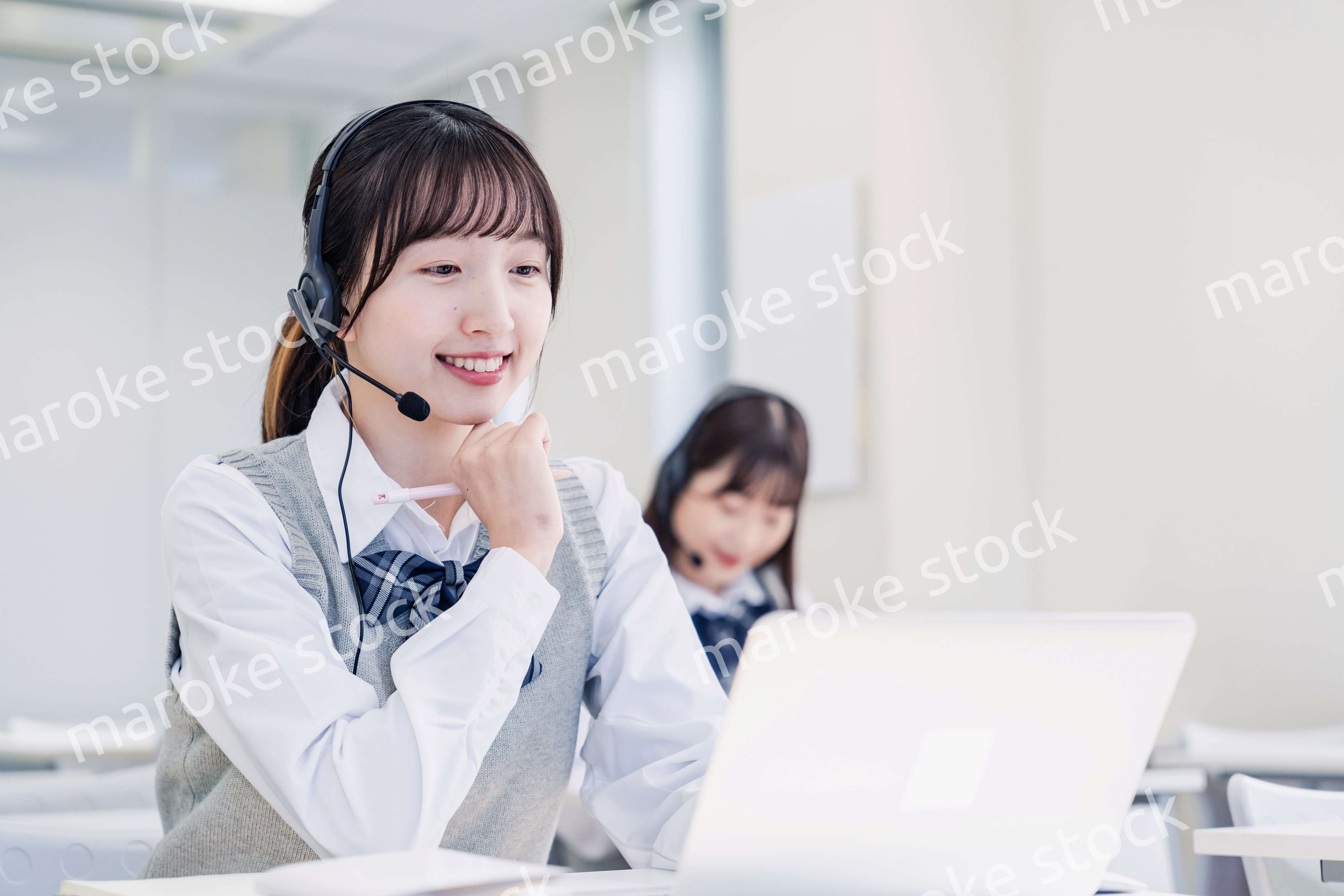 教室でノートパソコンを使う女子高生