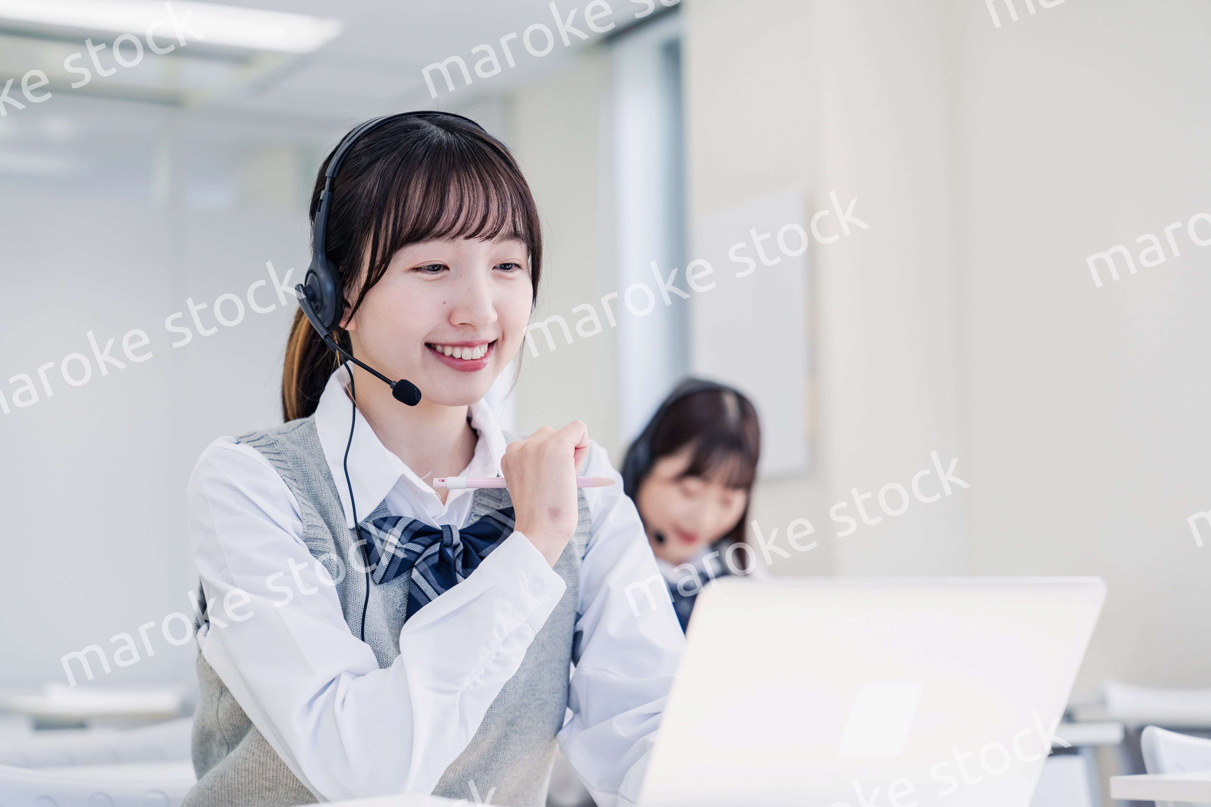 教室でノートパソコンを使う女子高生