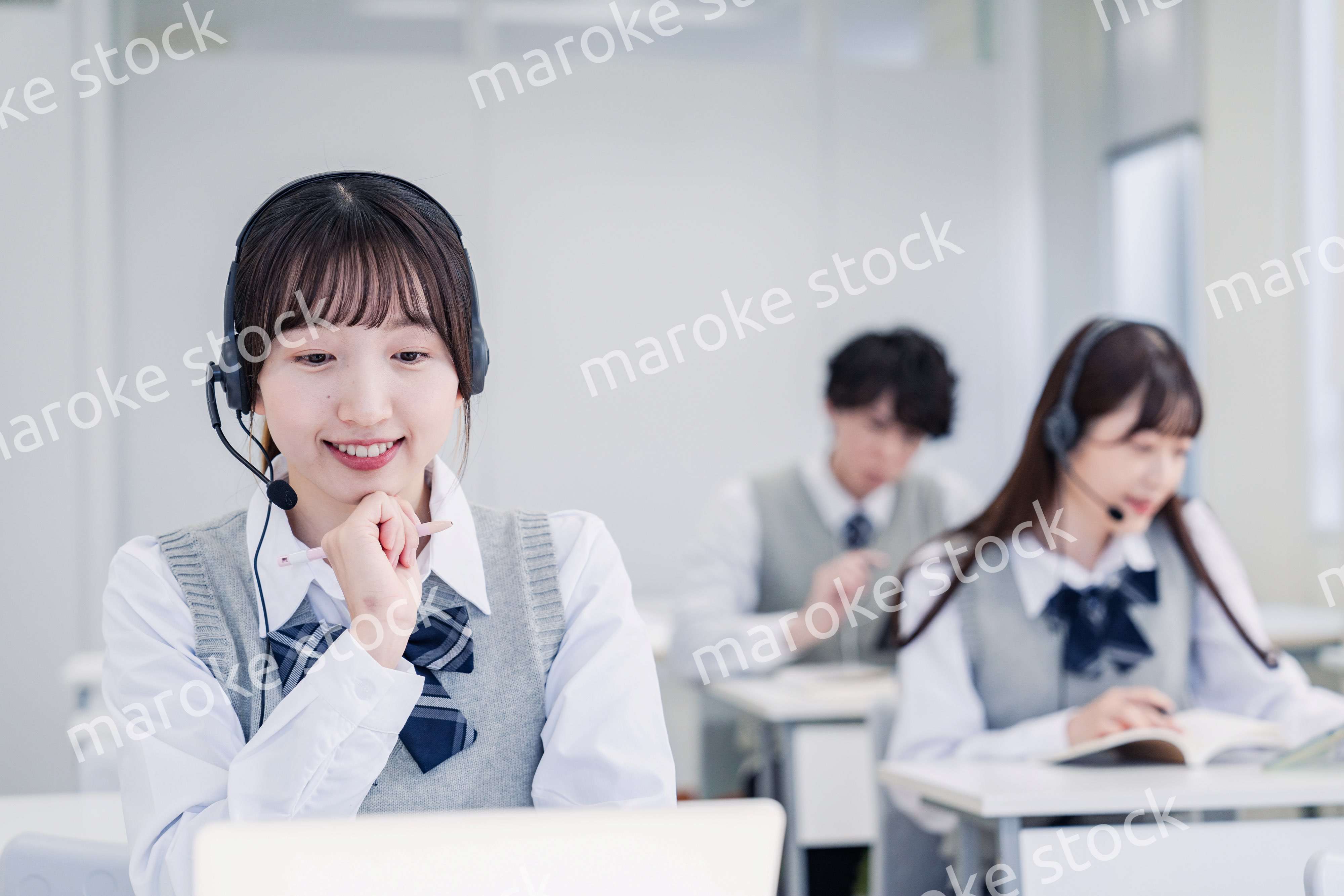 デジタル端末で授業を受ける高校生