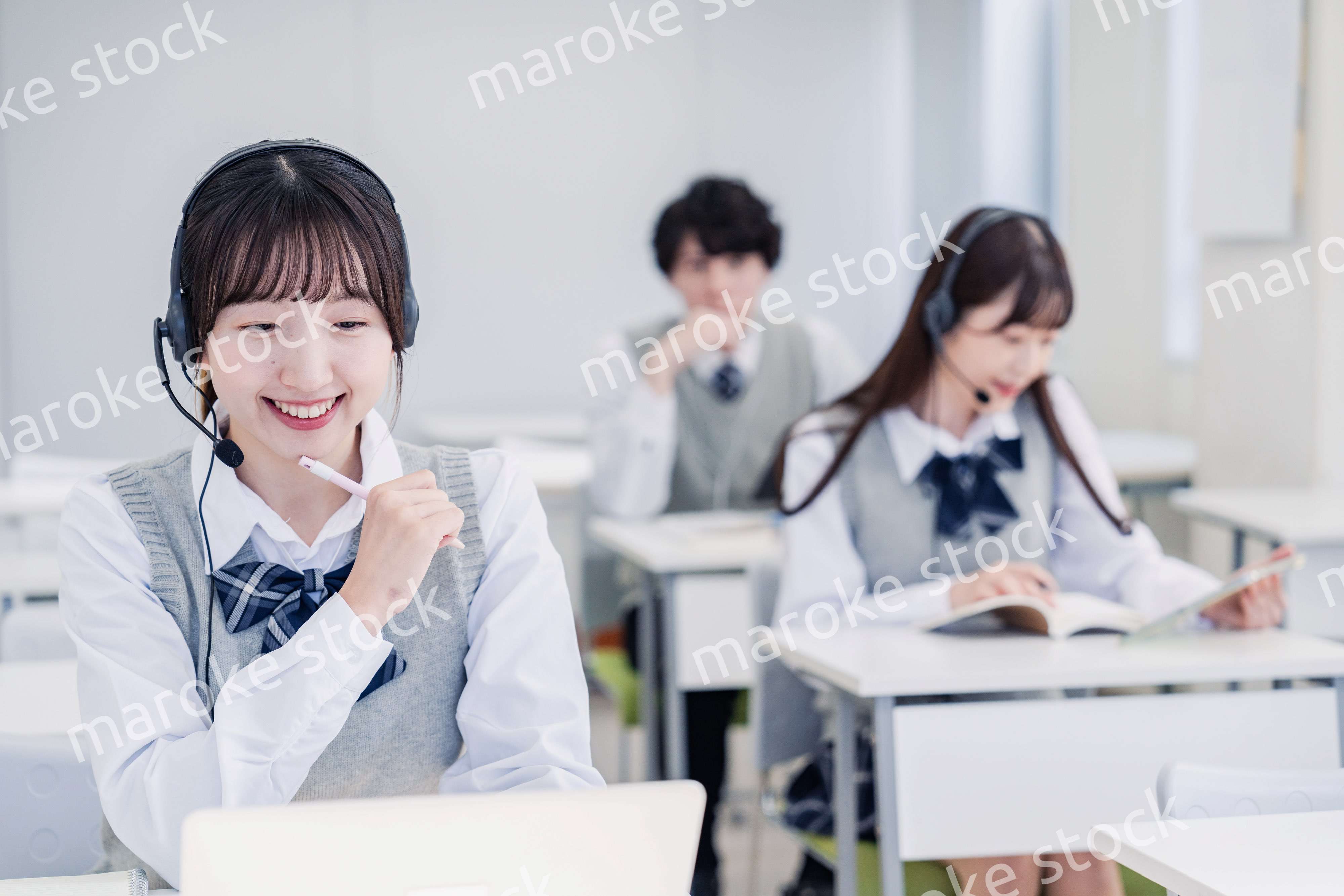 デジタル端末で授業を受ける高校生