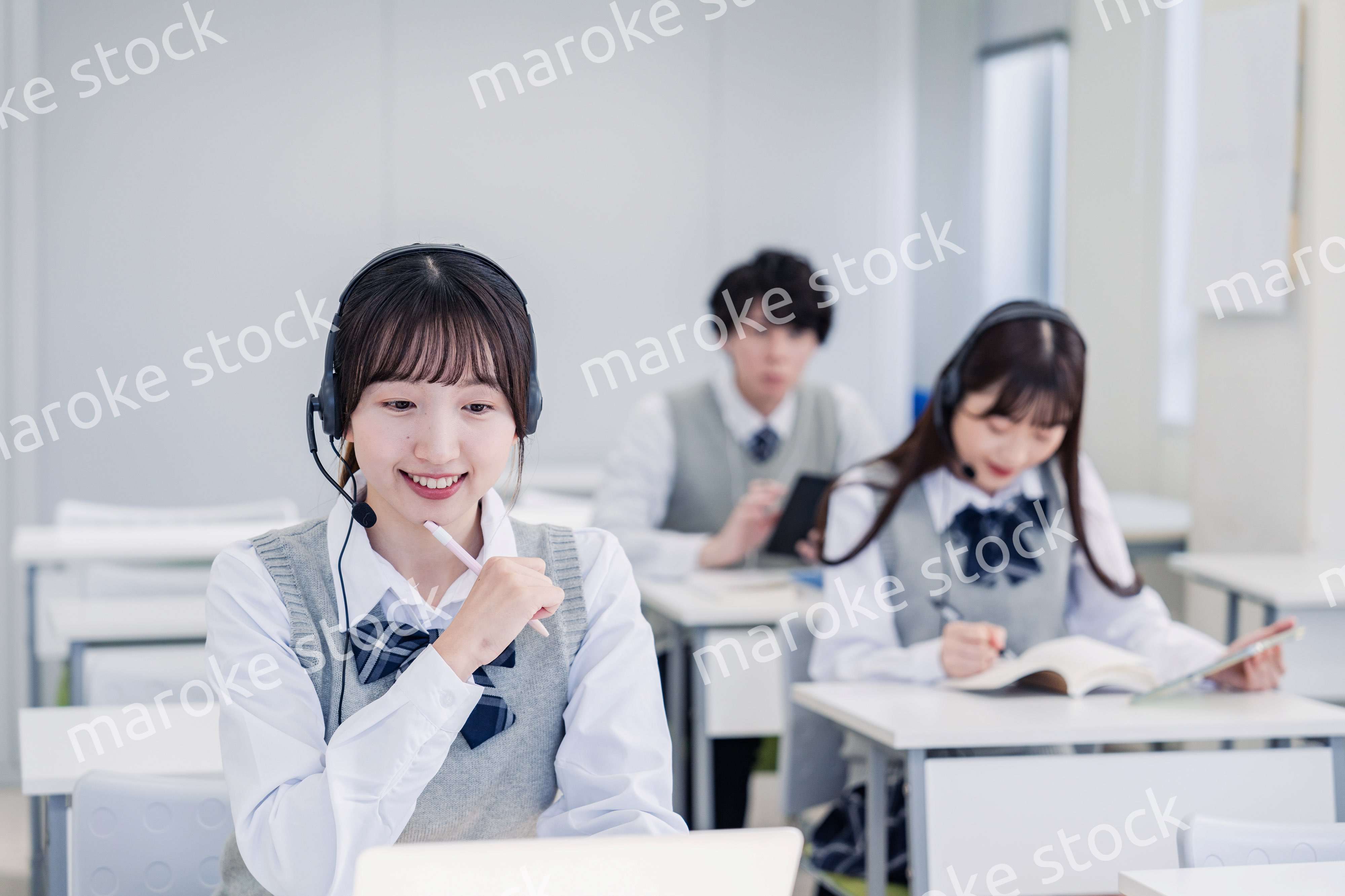 デジタル端末で授業を受ける高校生