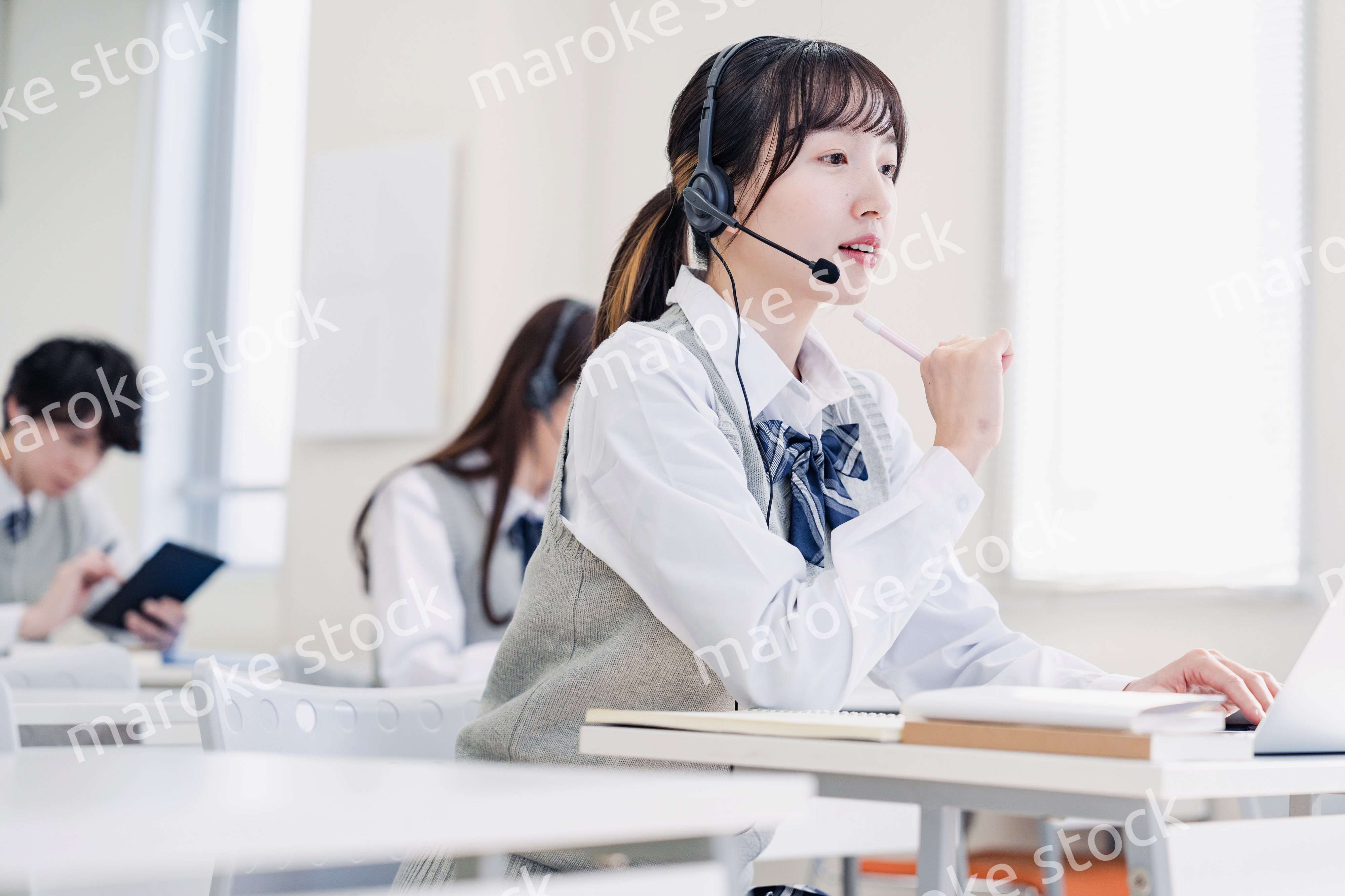 デジタル端末で授業を受ける高校生