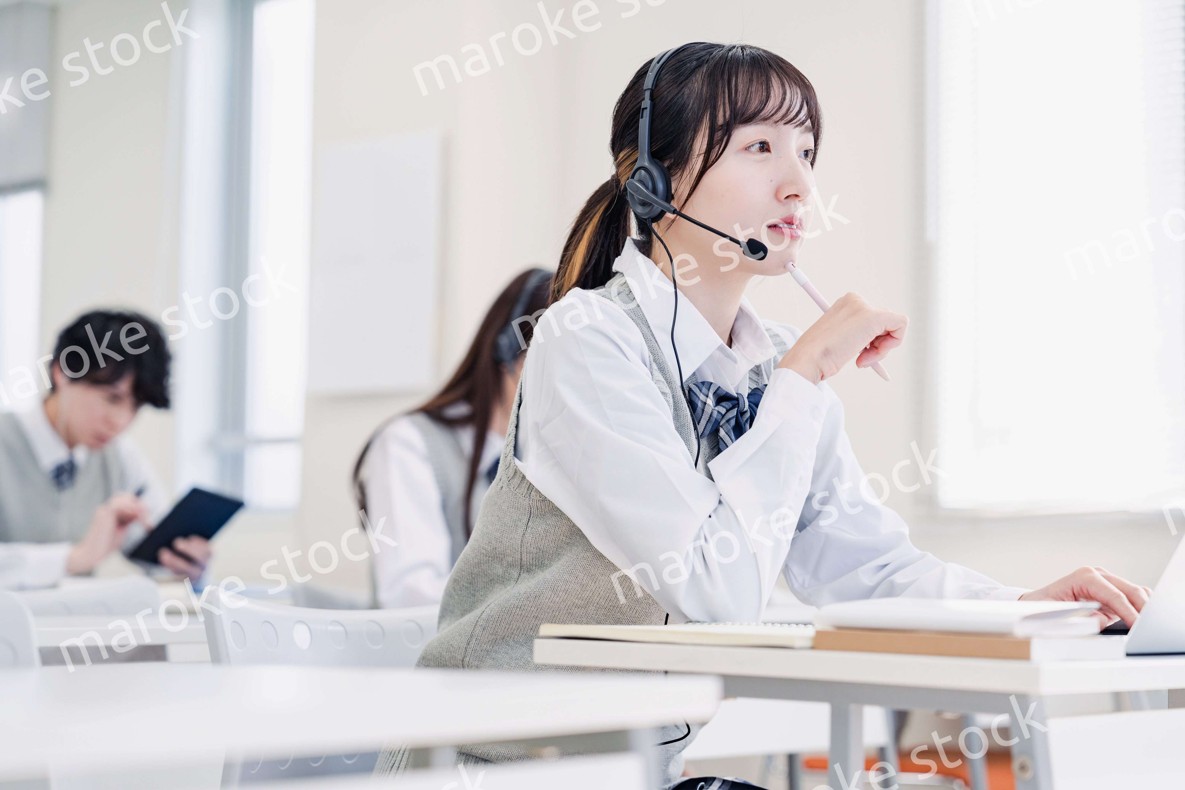 デジタル端末で授業を受ける高校生