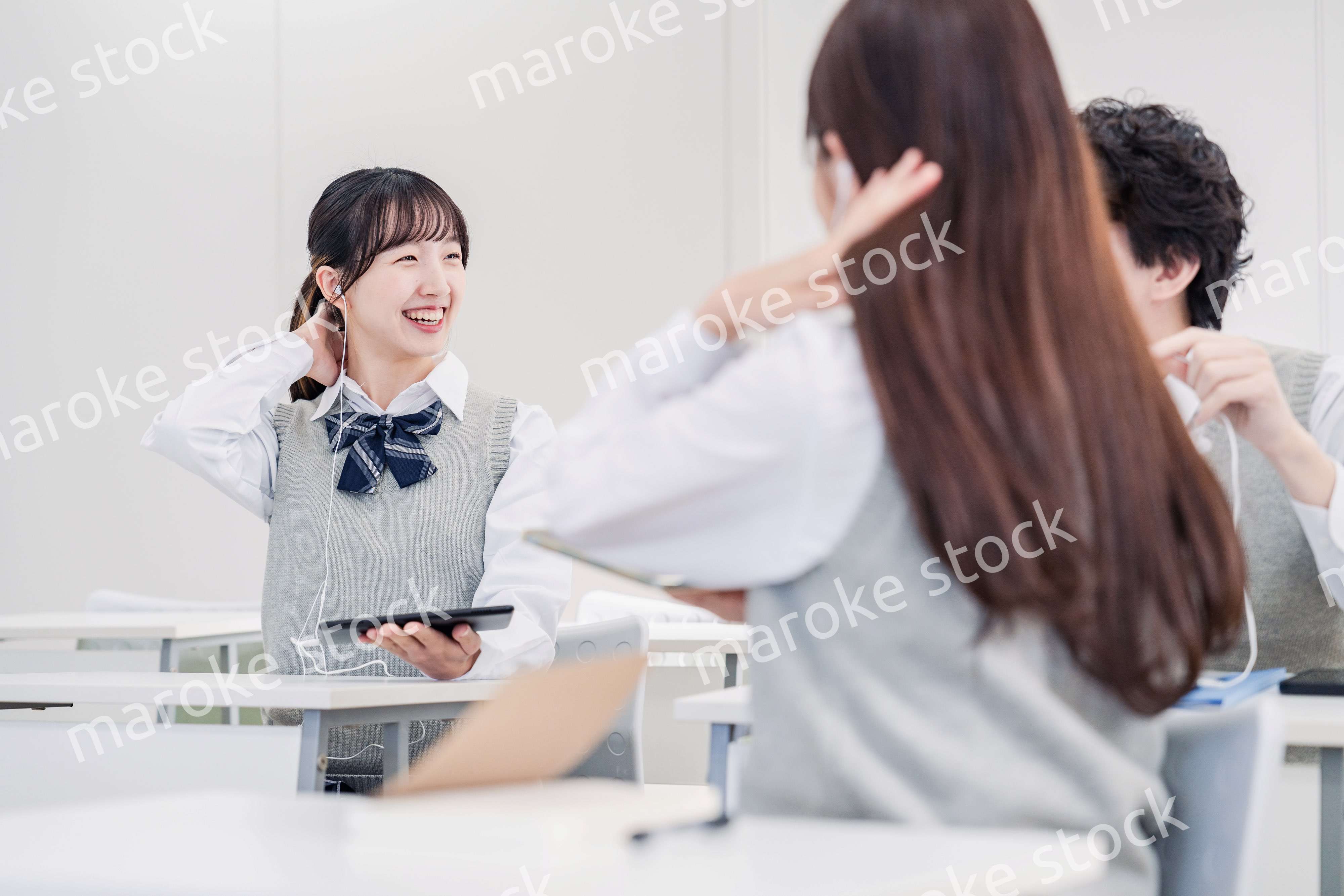 タブレットを使いながら討論をする高校生