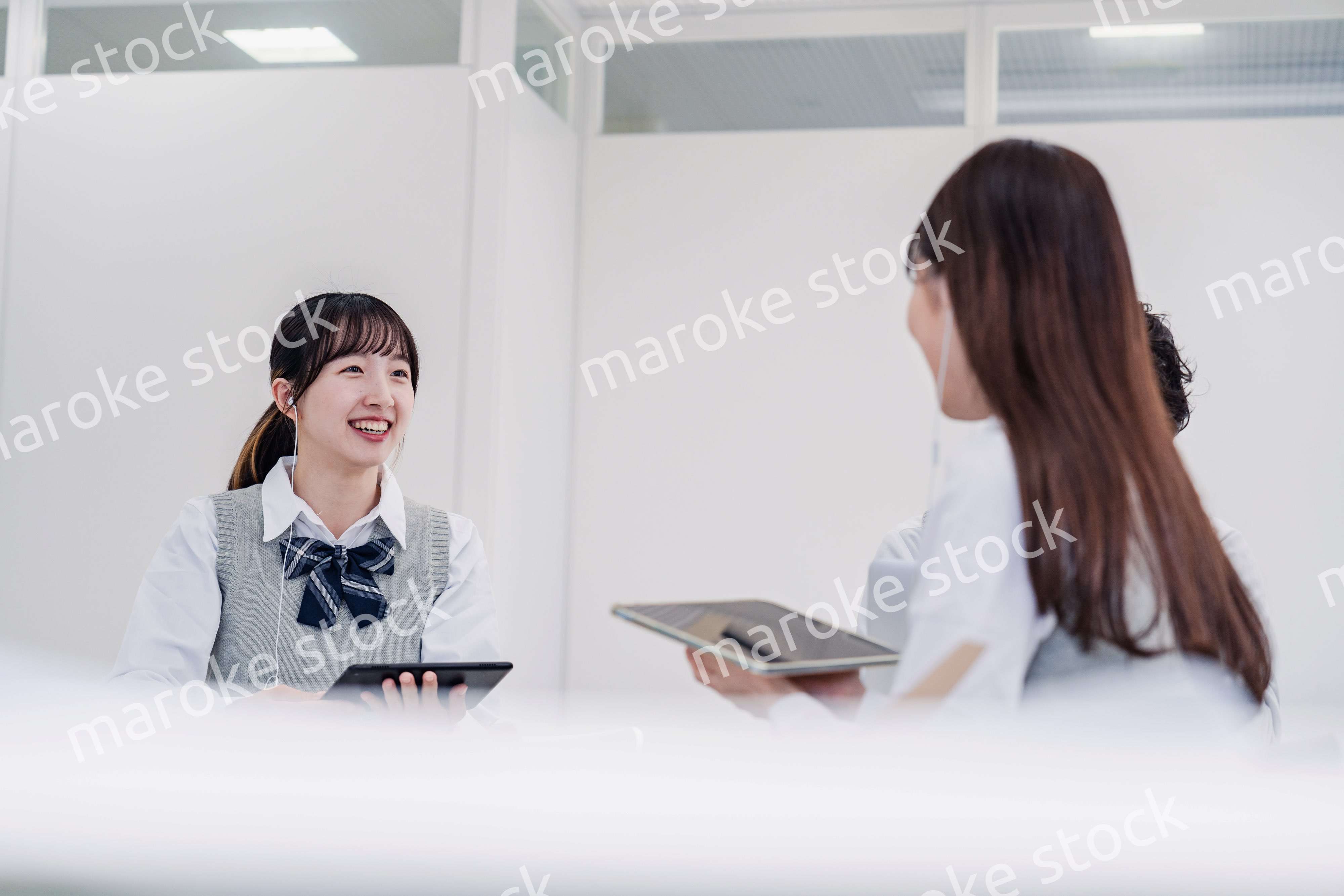 タブレットを使いながら討論をする高校生