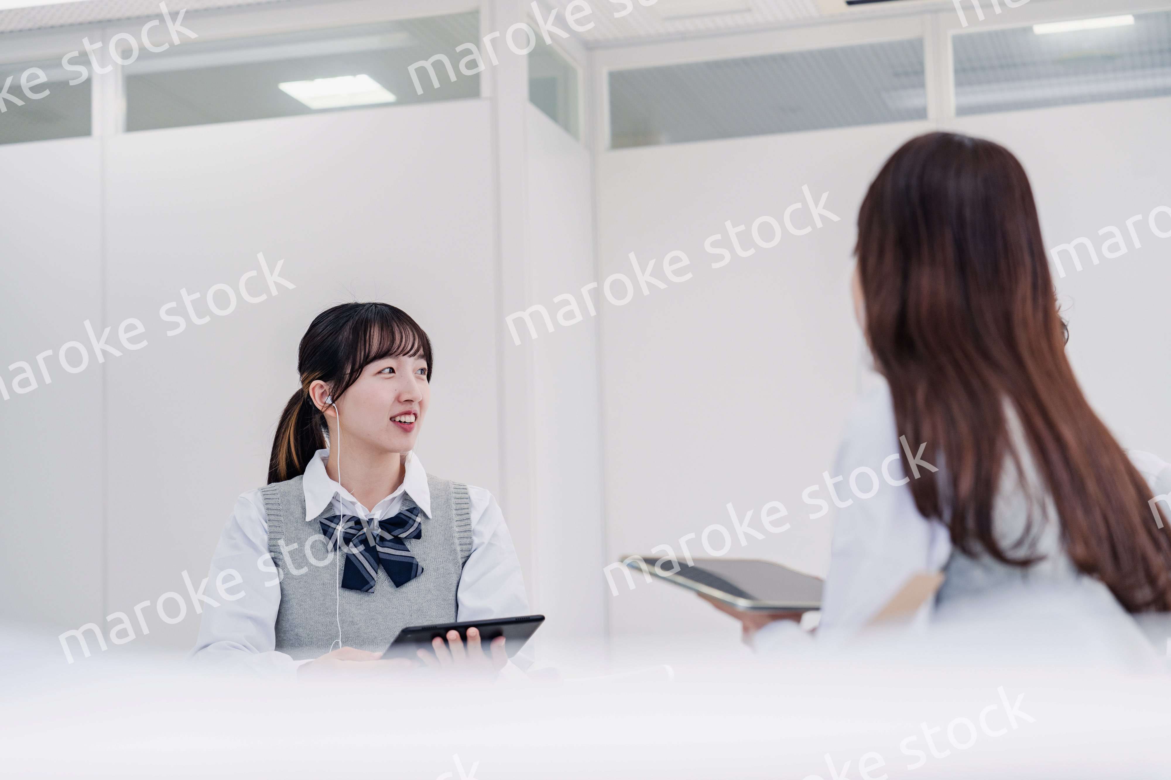 タブレットを使いながら討論をする高校生