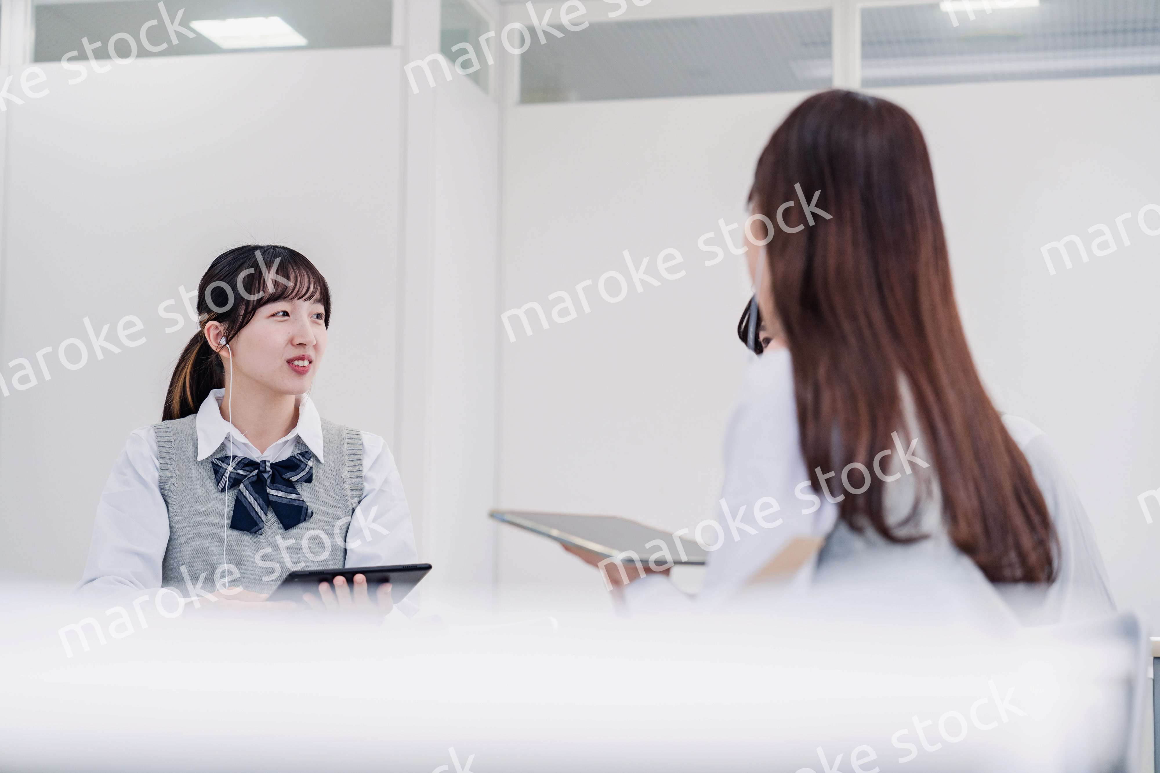 タブレットを使いながら討論をする高校生