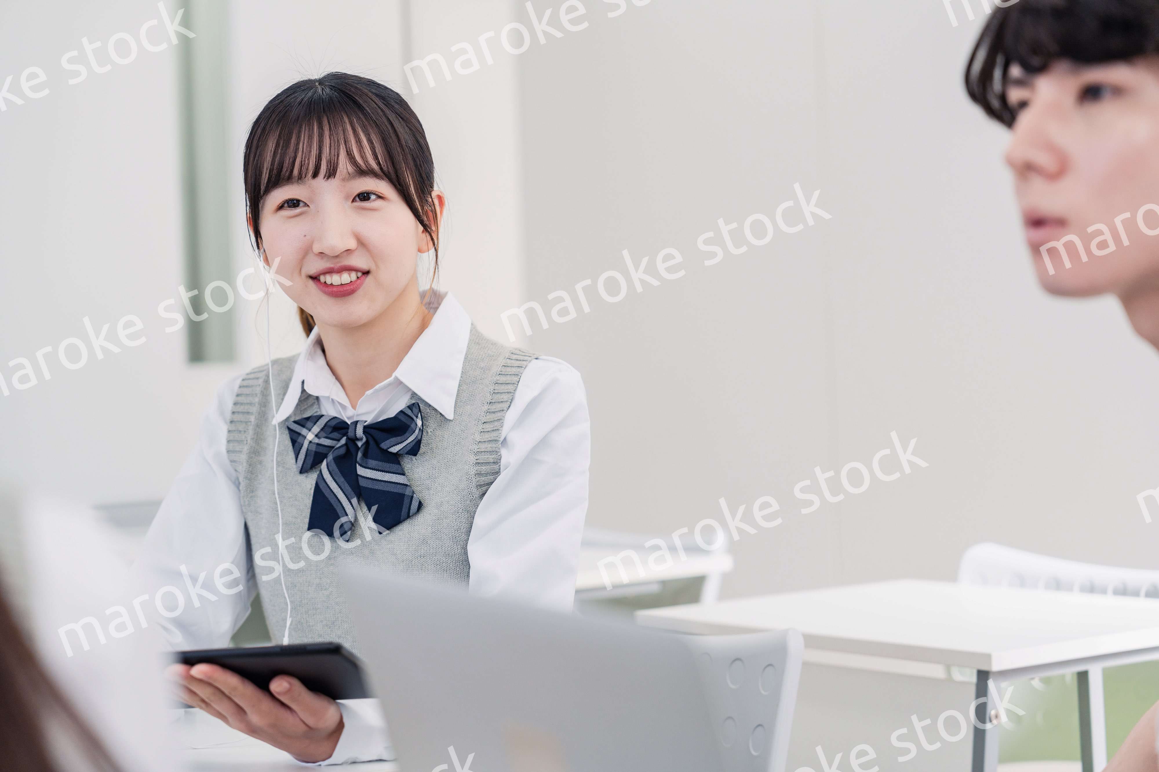 タブレットを使いながら討論をする高校生