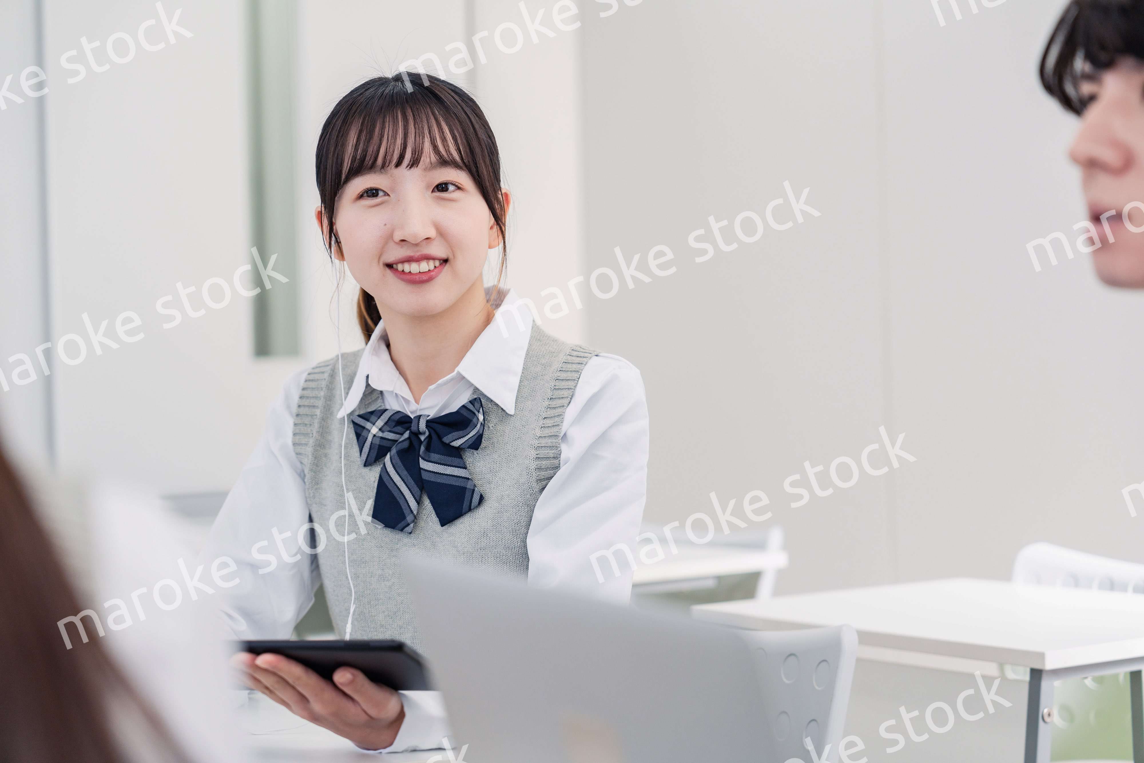 タブレットを使いながら討論をする高校生