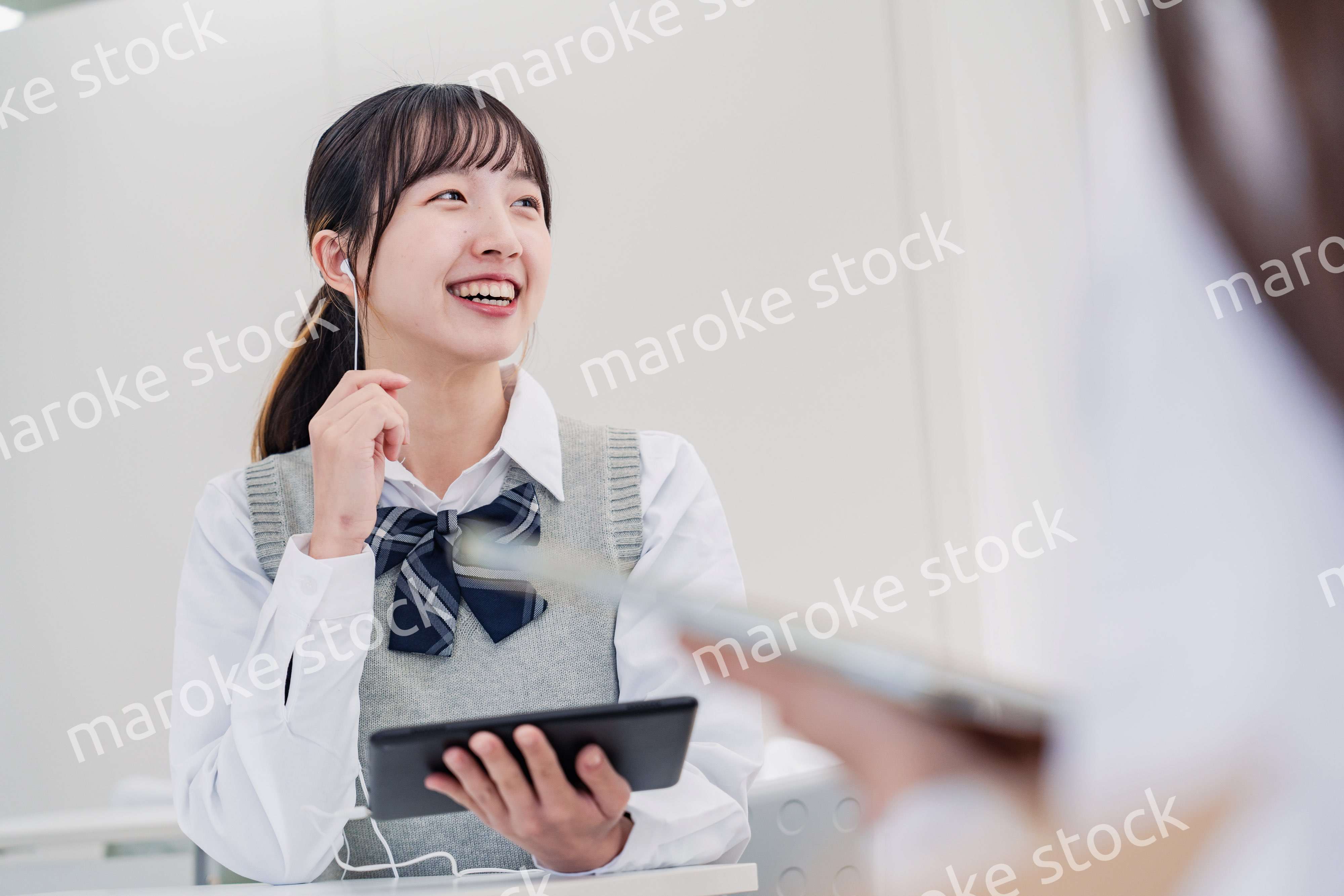 留学生と翻訳アプリでコミュニケーションを取る高校生