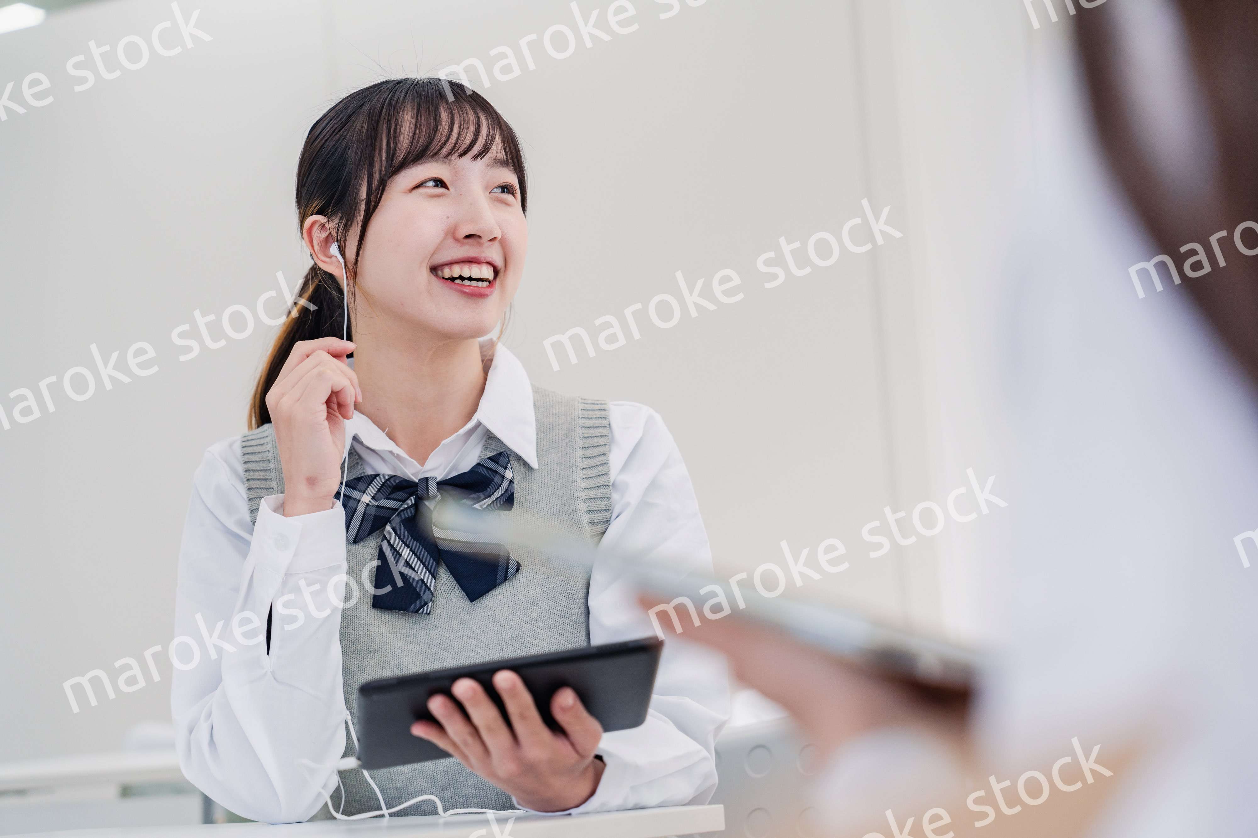 留学生と翻訳アプリでコミュニケーションを取る高校生