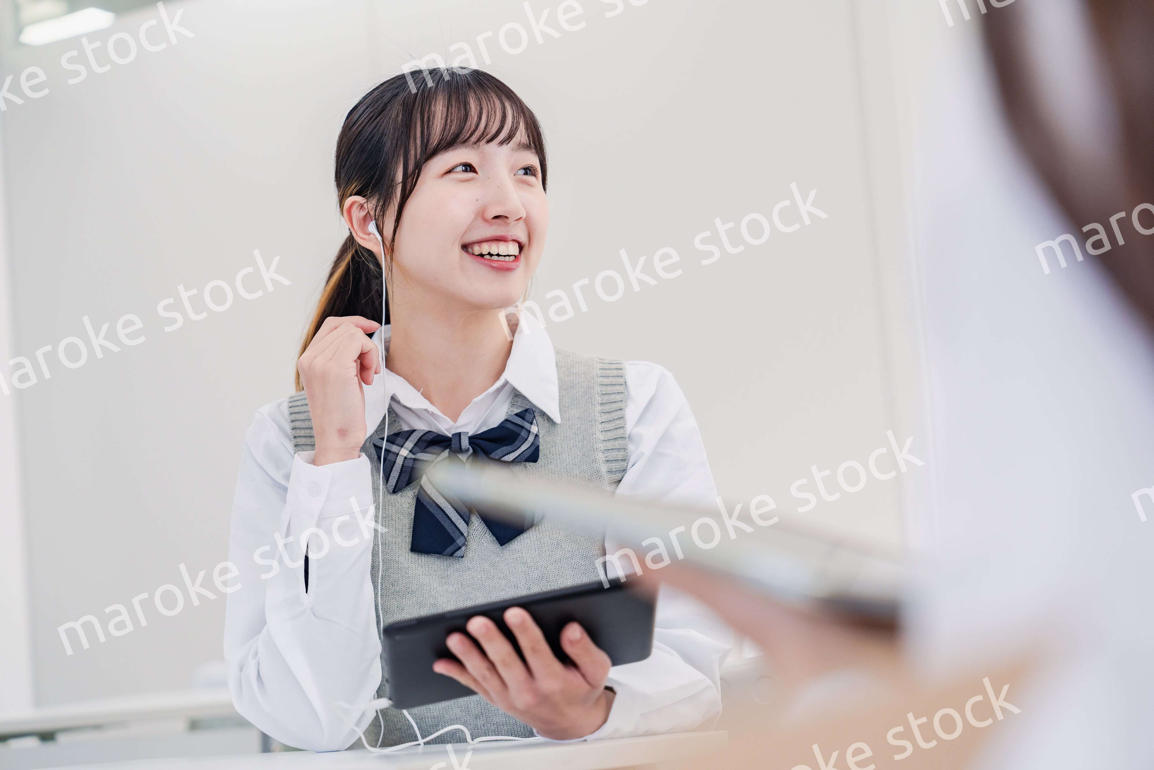 留学生と翻訳アプリでコミュニケーションを取る高校生