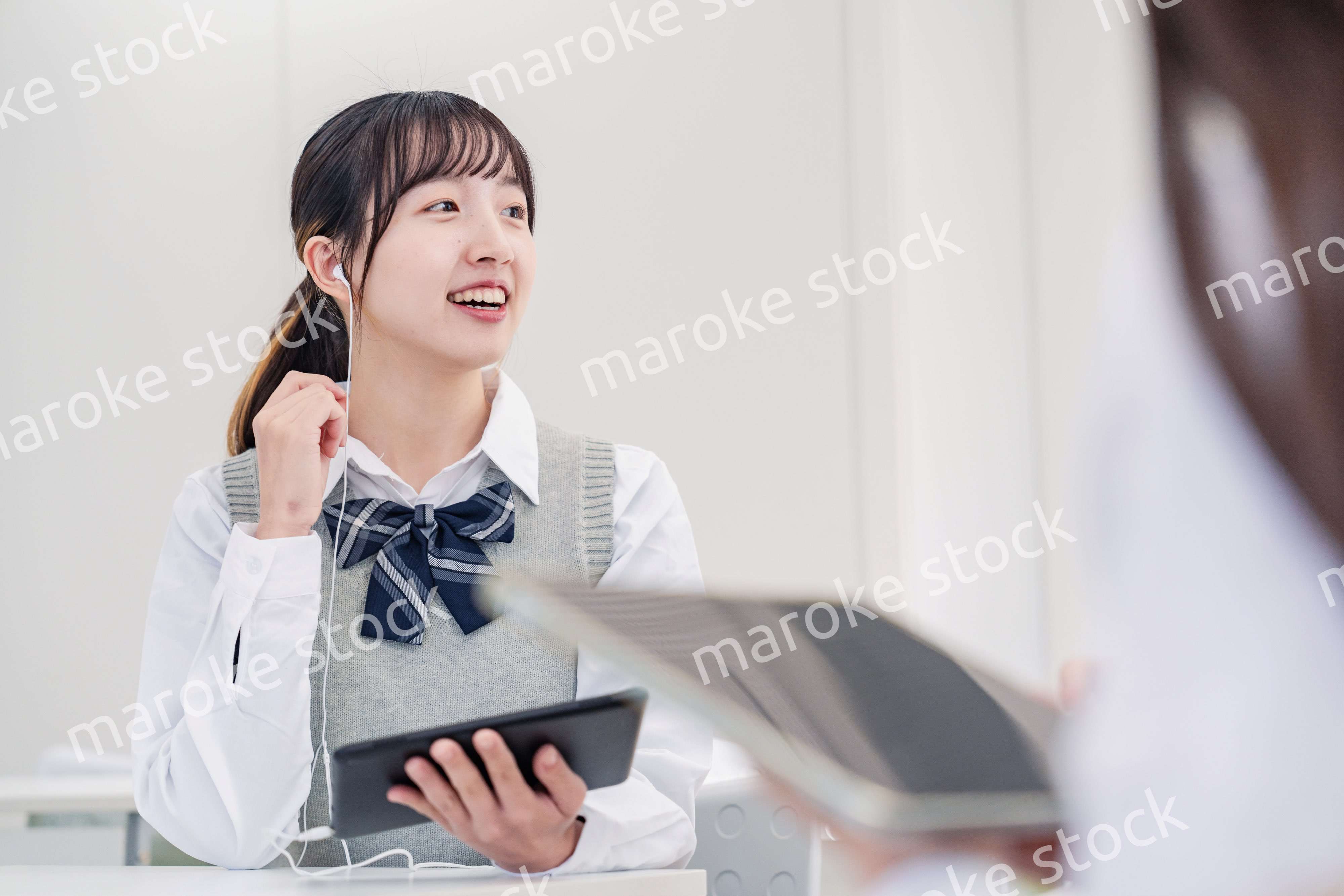 留学生と翻訳アプリでコミュニケーションを取る高校生