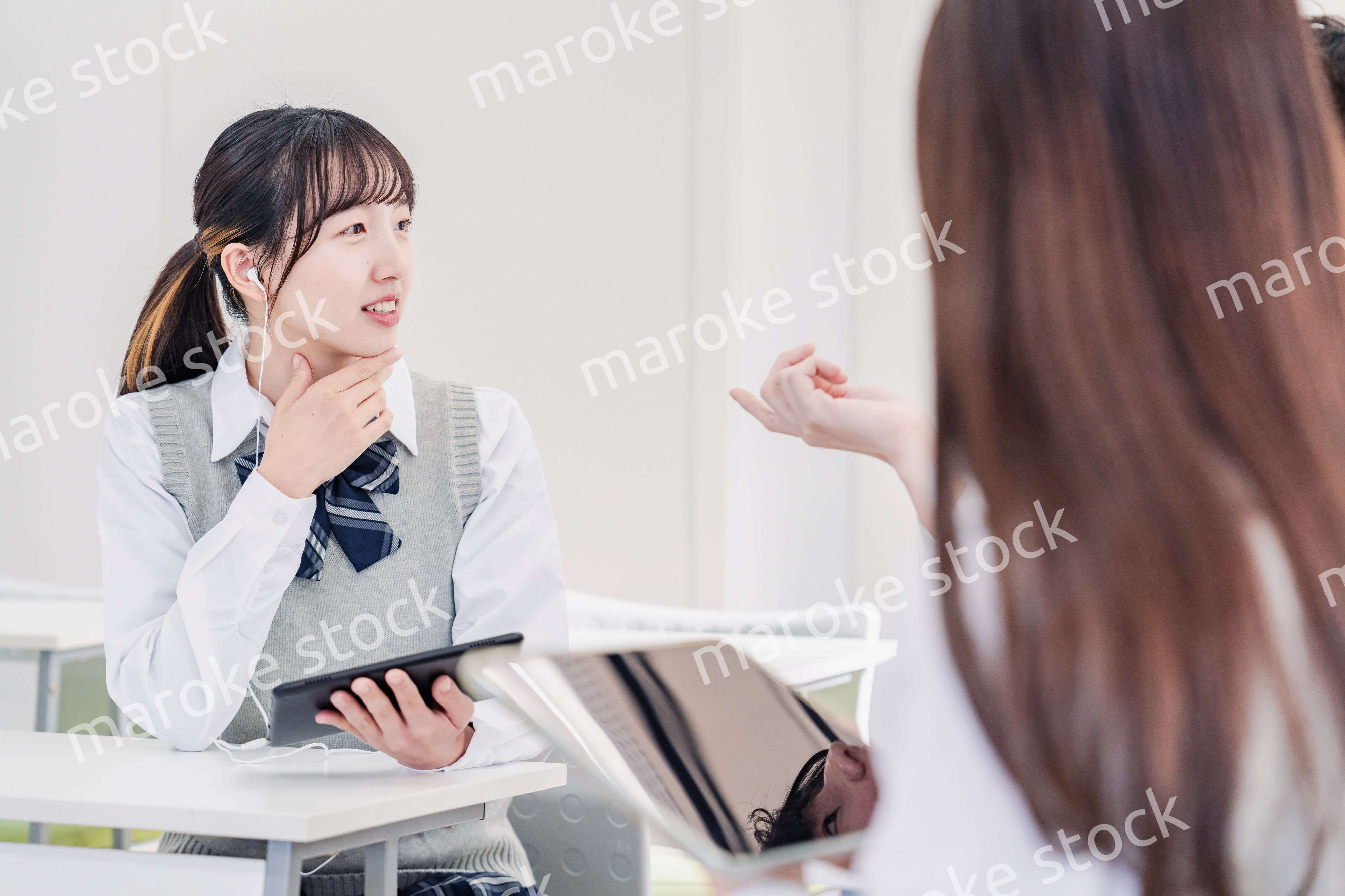 留学生と翻訳アプリでコミュニケーションを取る高校生