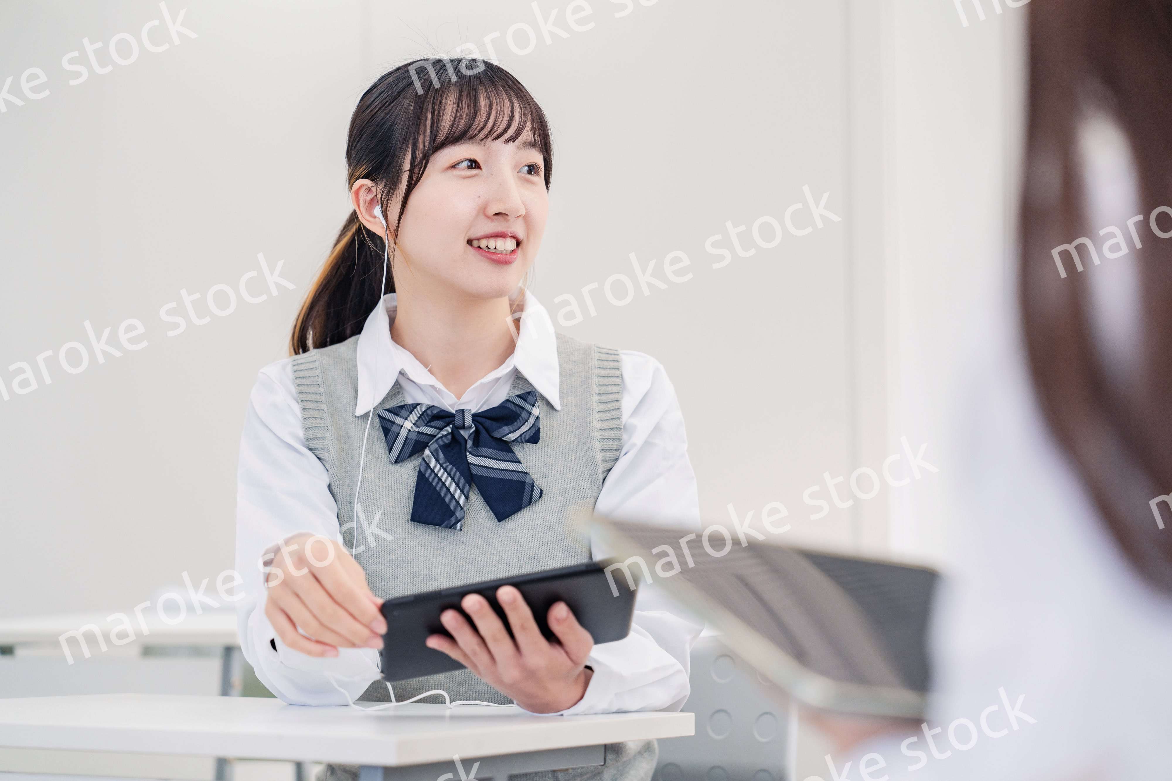 留学生と翻訳アプリでコミュニケーションを取る高校生