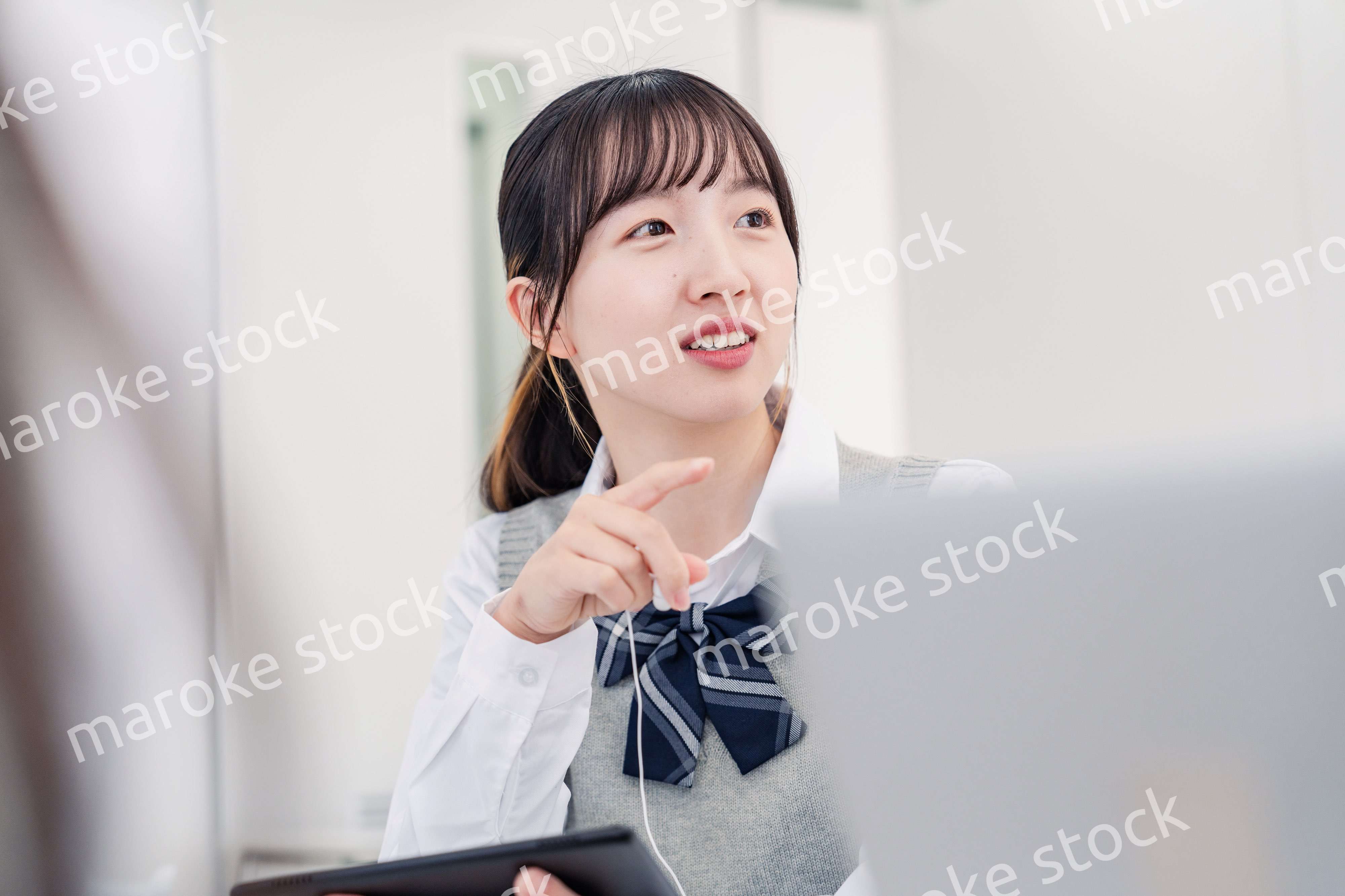 意見を主張する女子高生