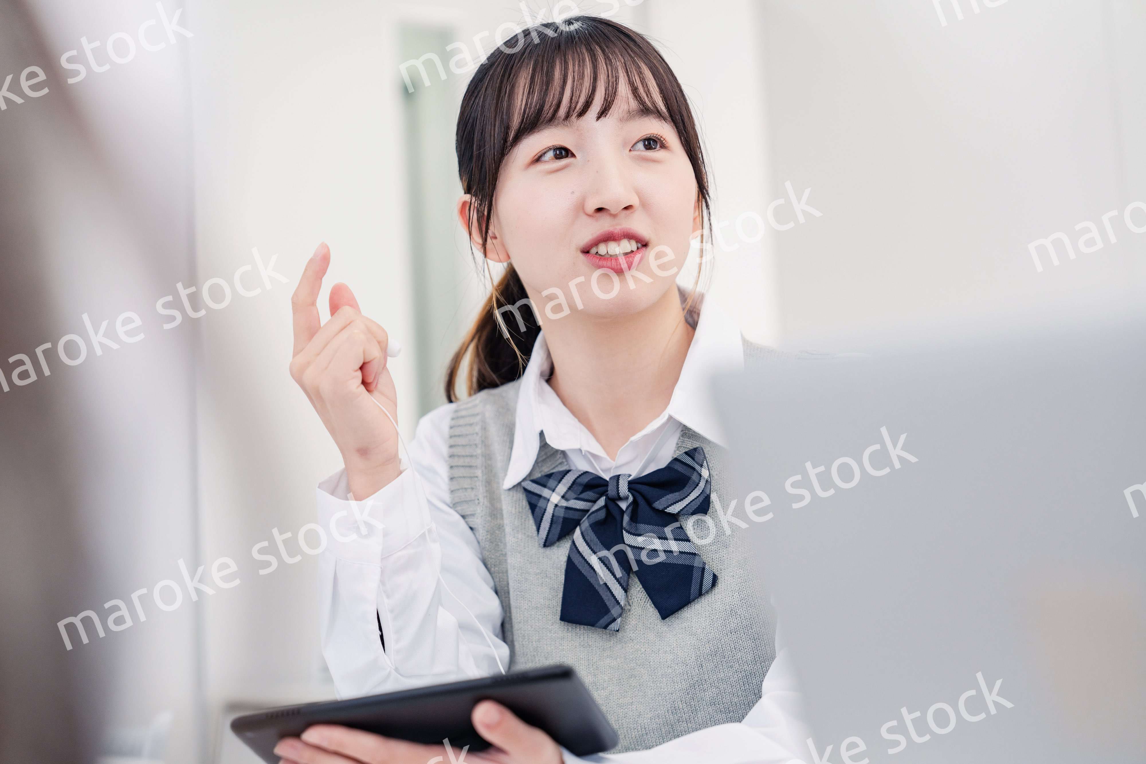 意見を主張する女子高生