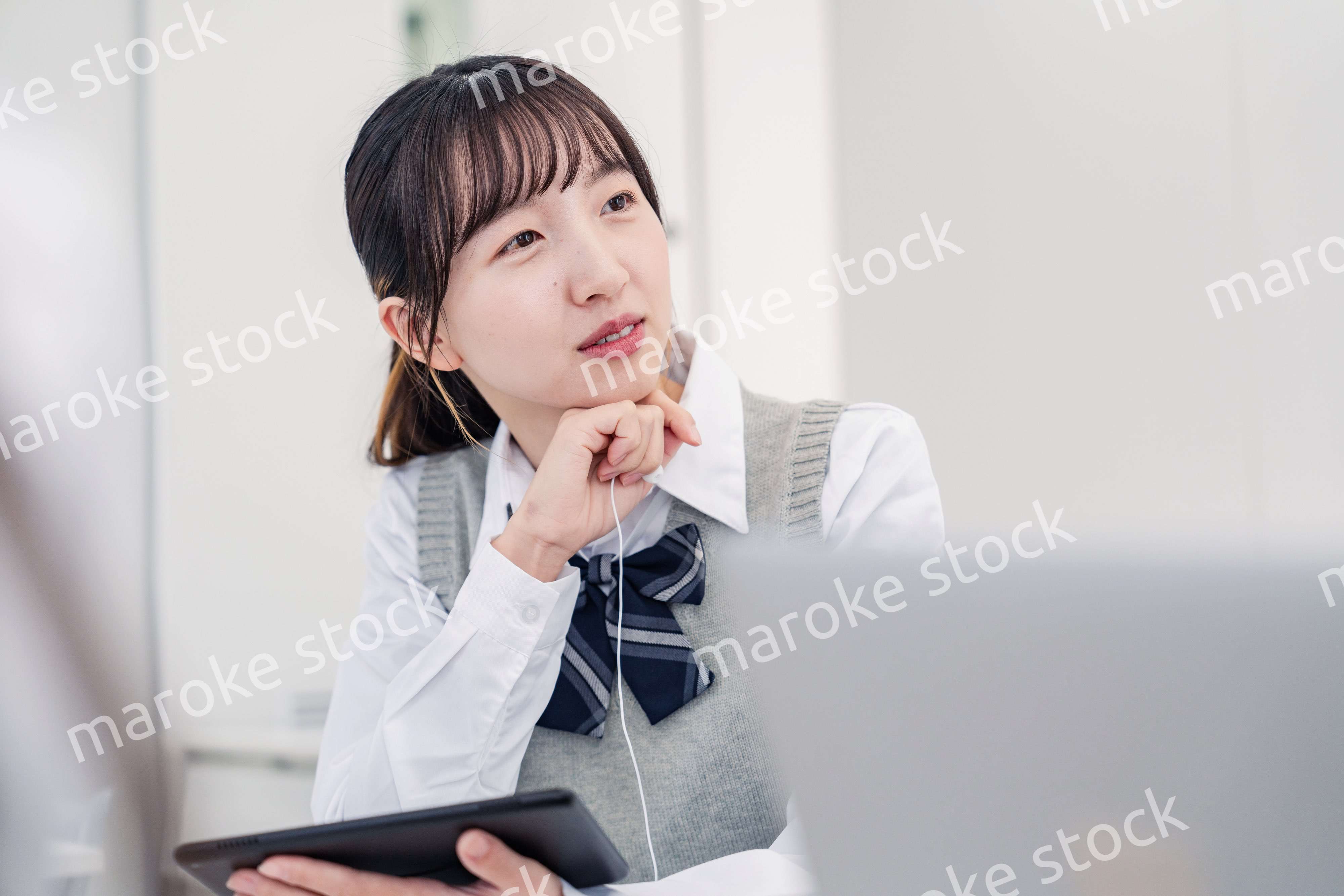 意見を主張する女子高生