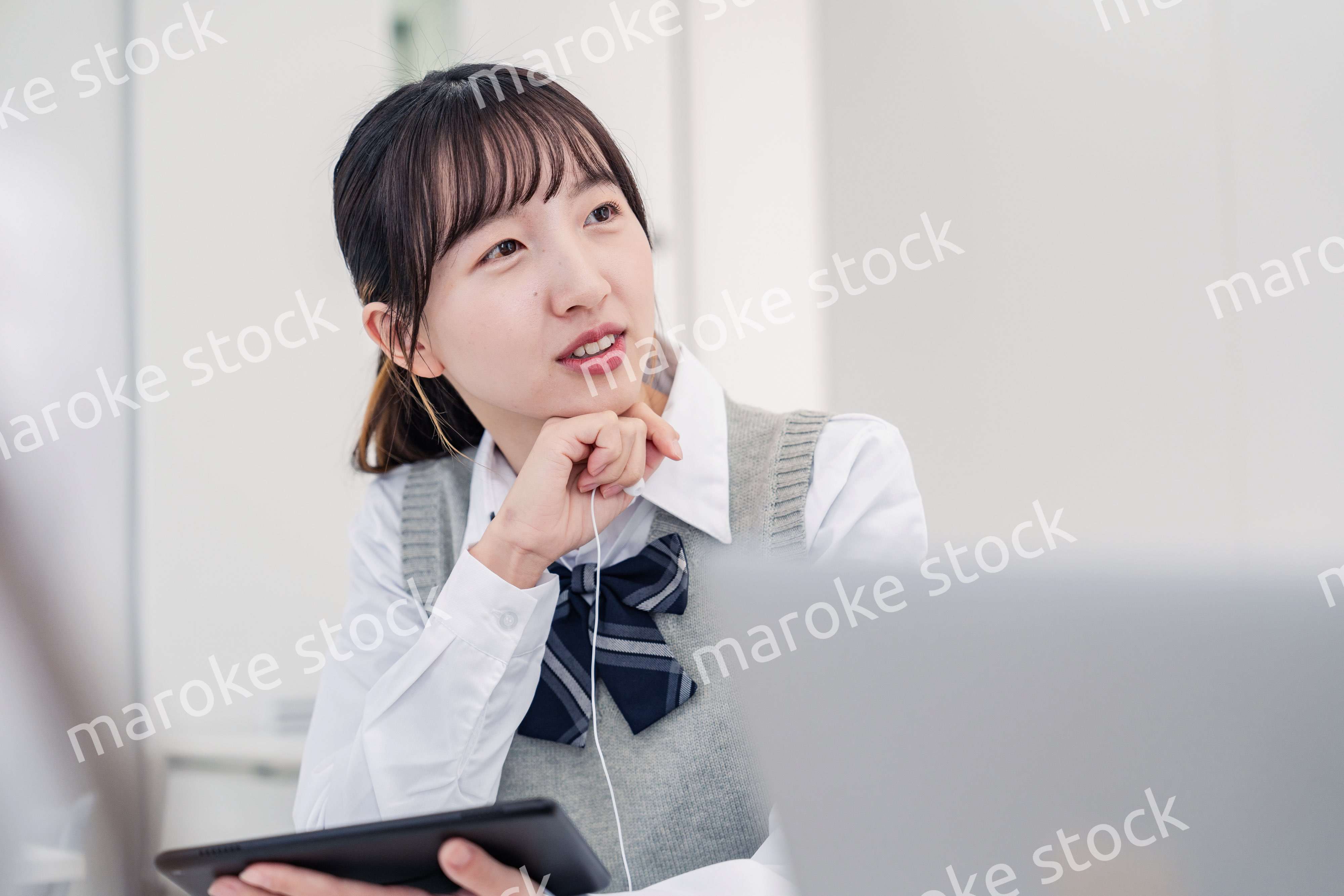 意見を主張する女子高生