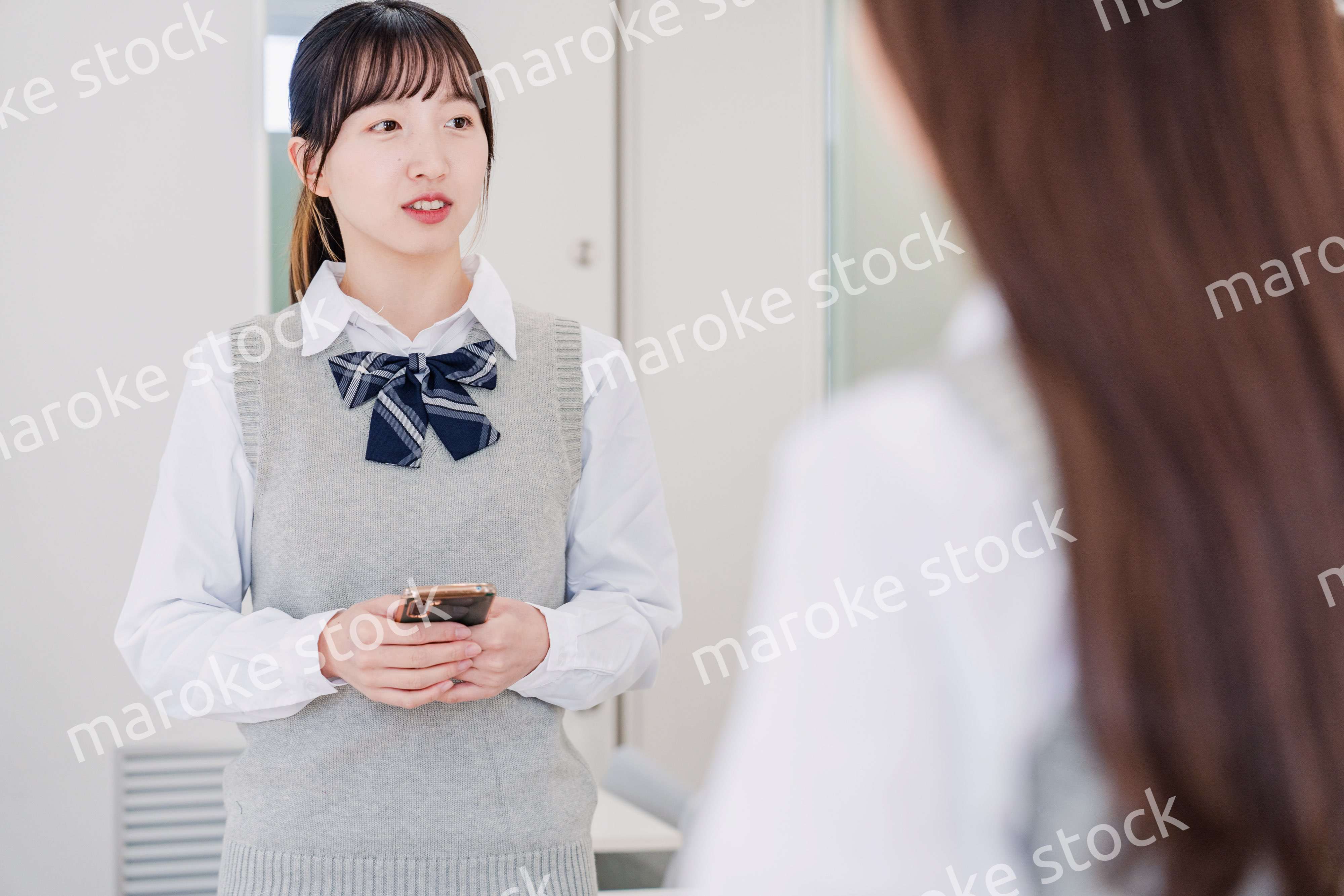 留学生と翻訳アプリでコミュニケーションを取る高校生