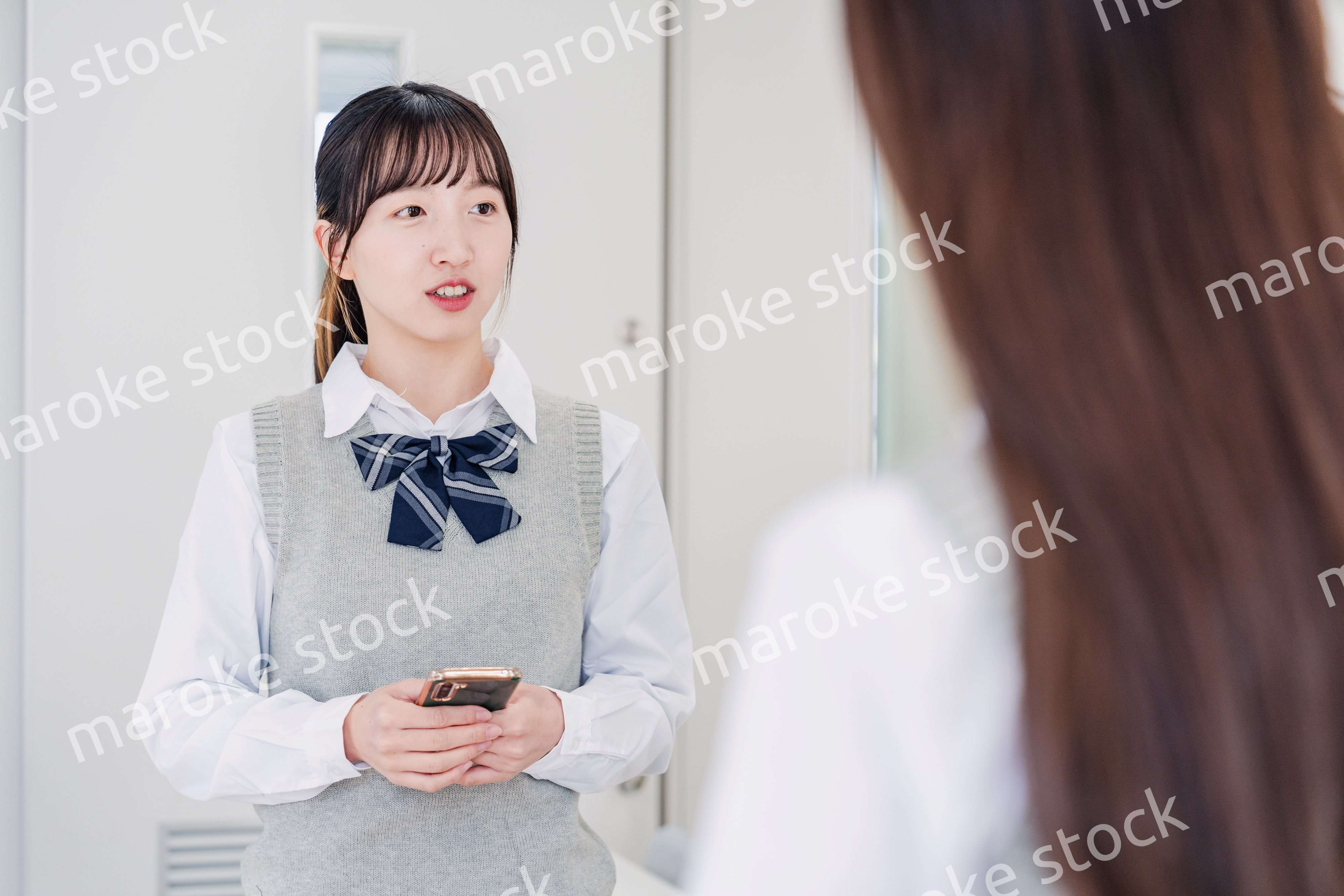 留学生と翻訳アプリでコミュニケーションを取る高校生