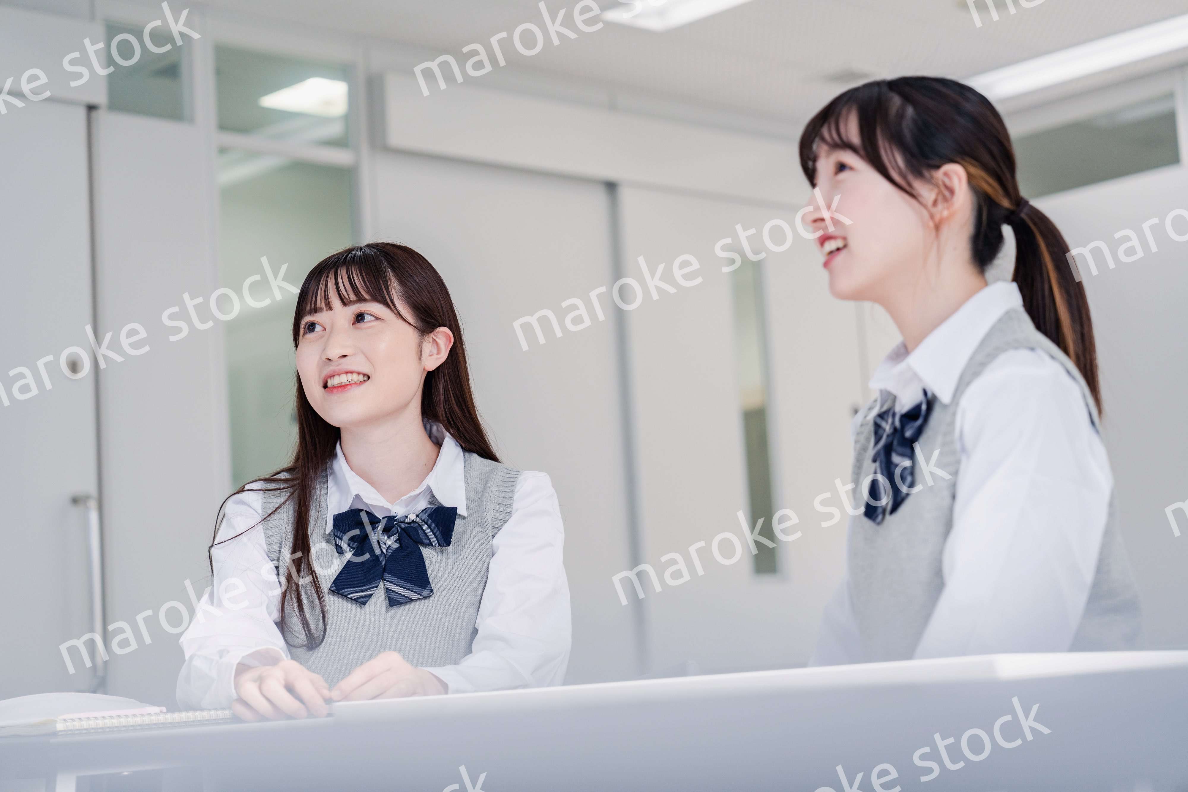 教室で休み時間に話す女子高生