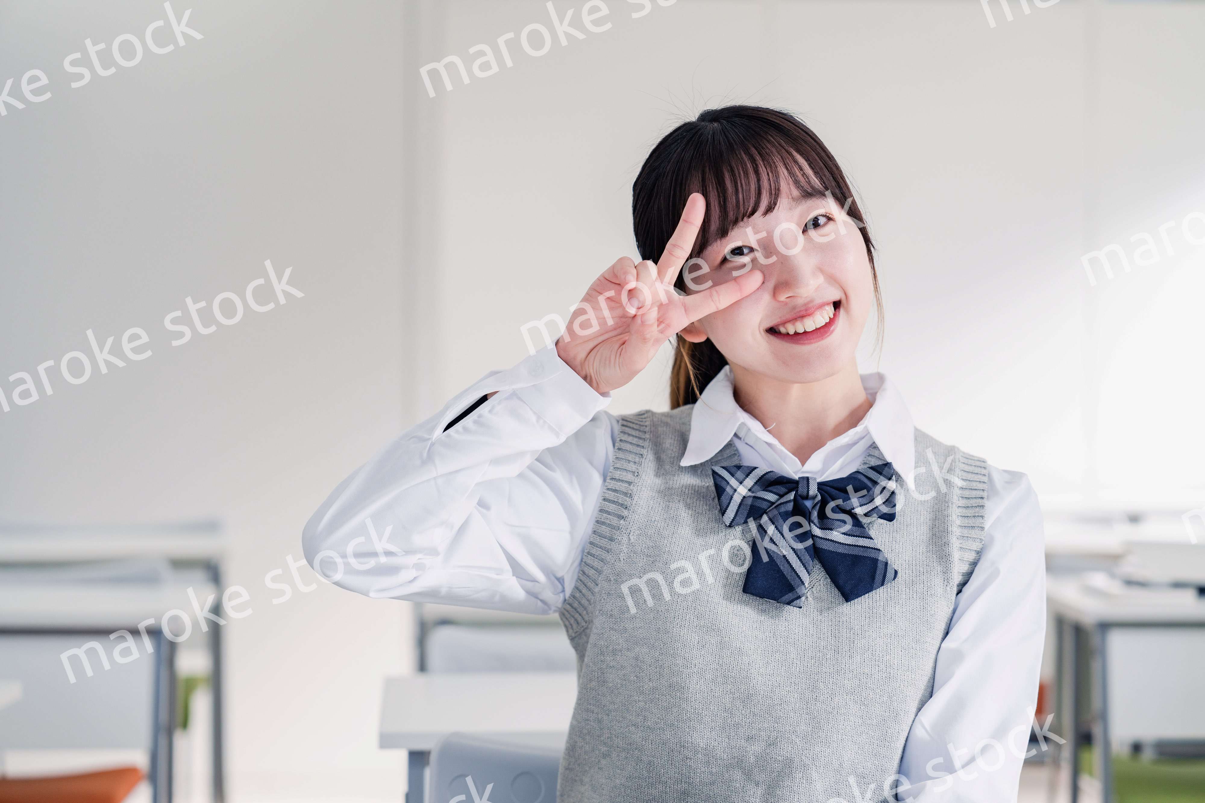 教室でピースをする女子高生