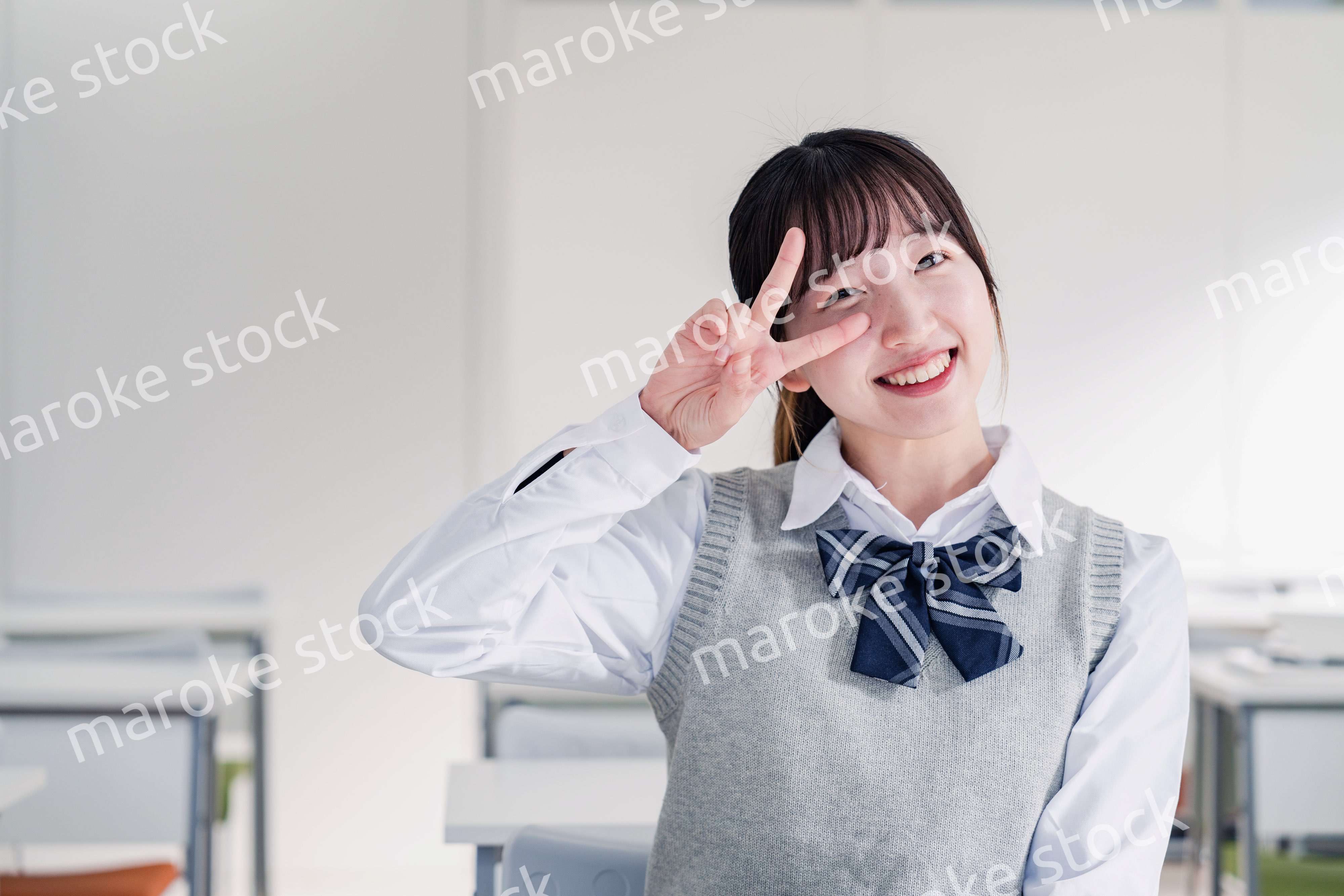 教室でピースをする女子高生