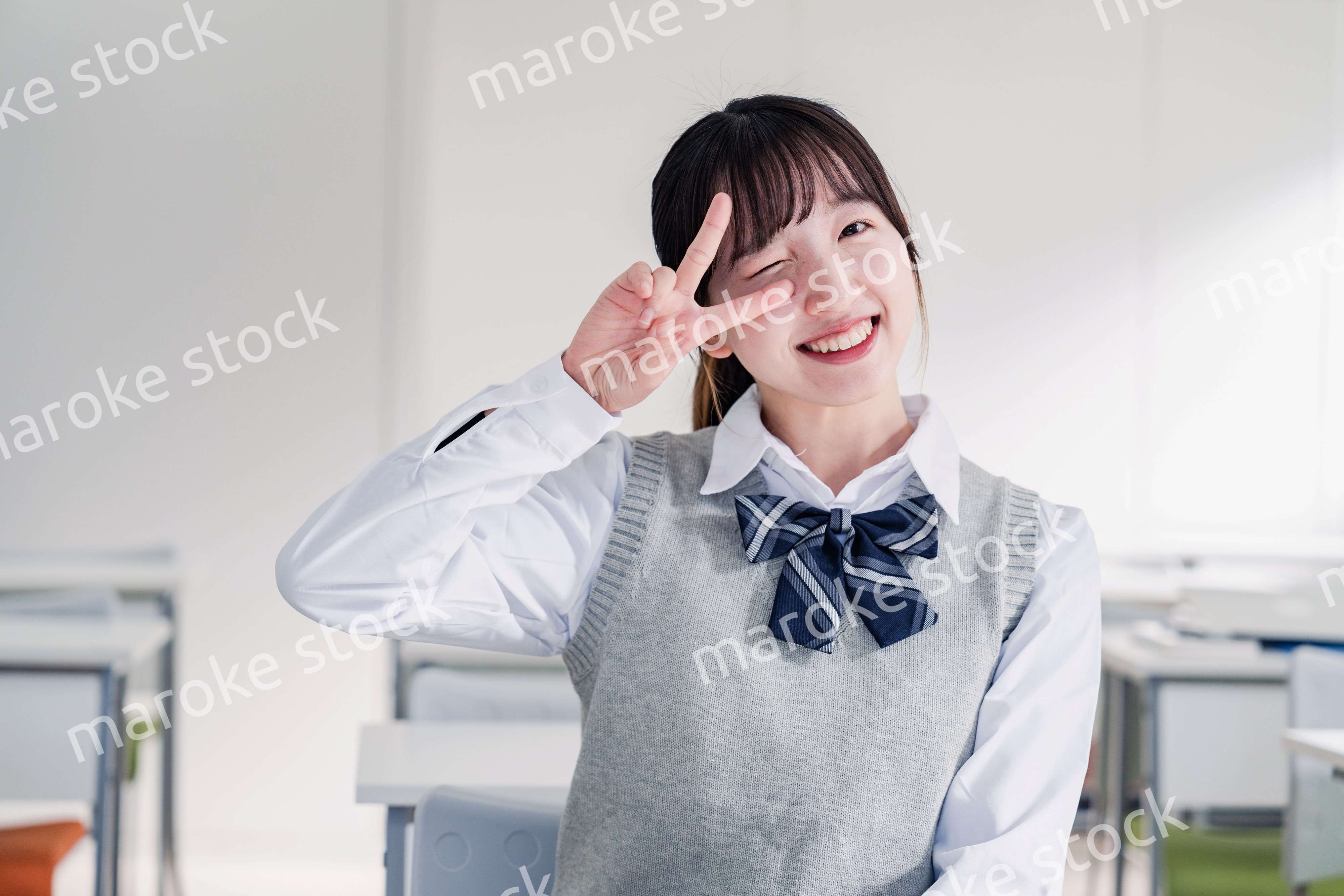 教室でピースをする女子高生