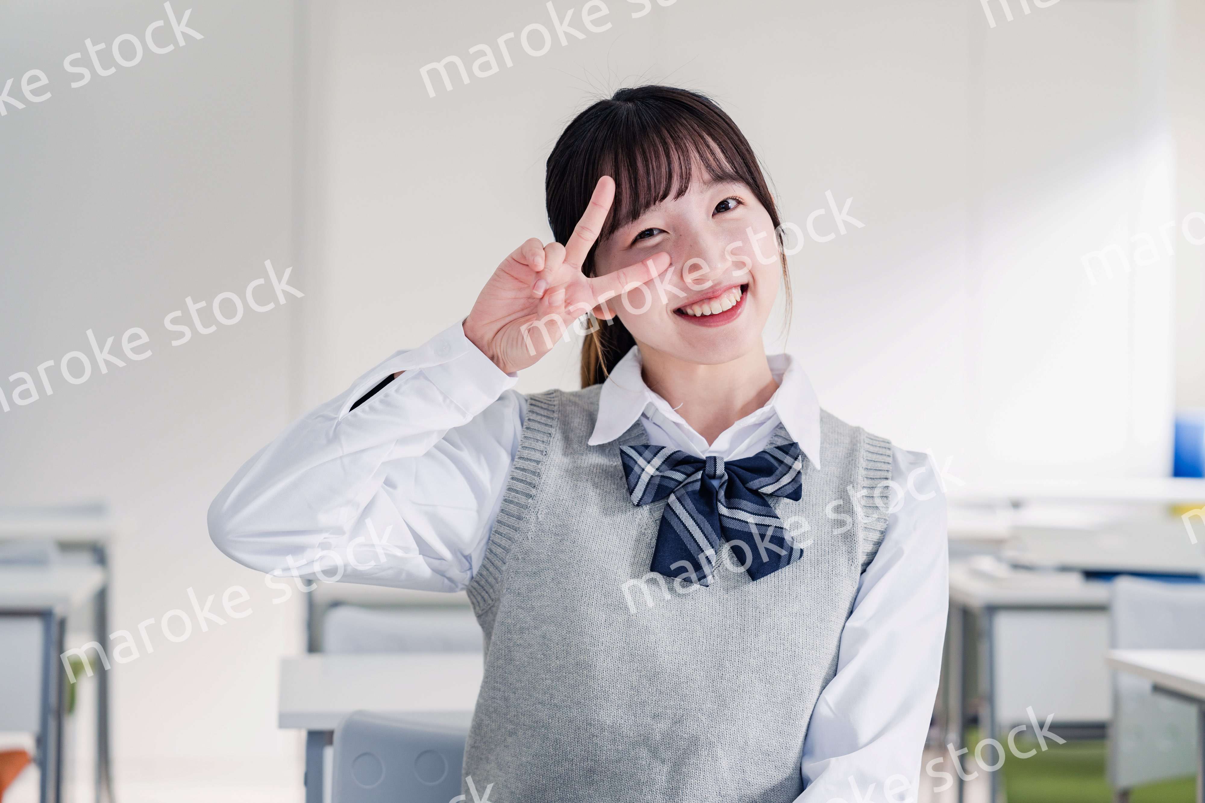 教室でピースをする女子高生