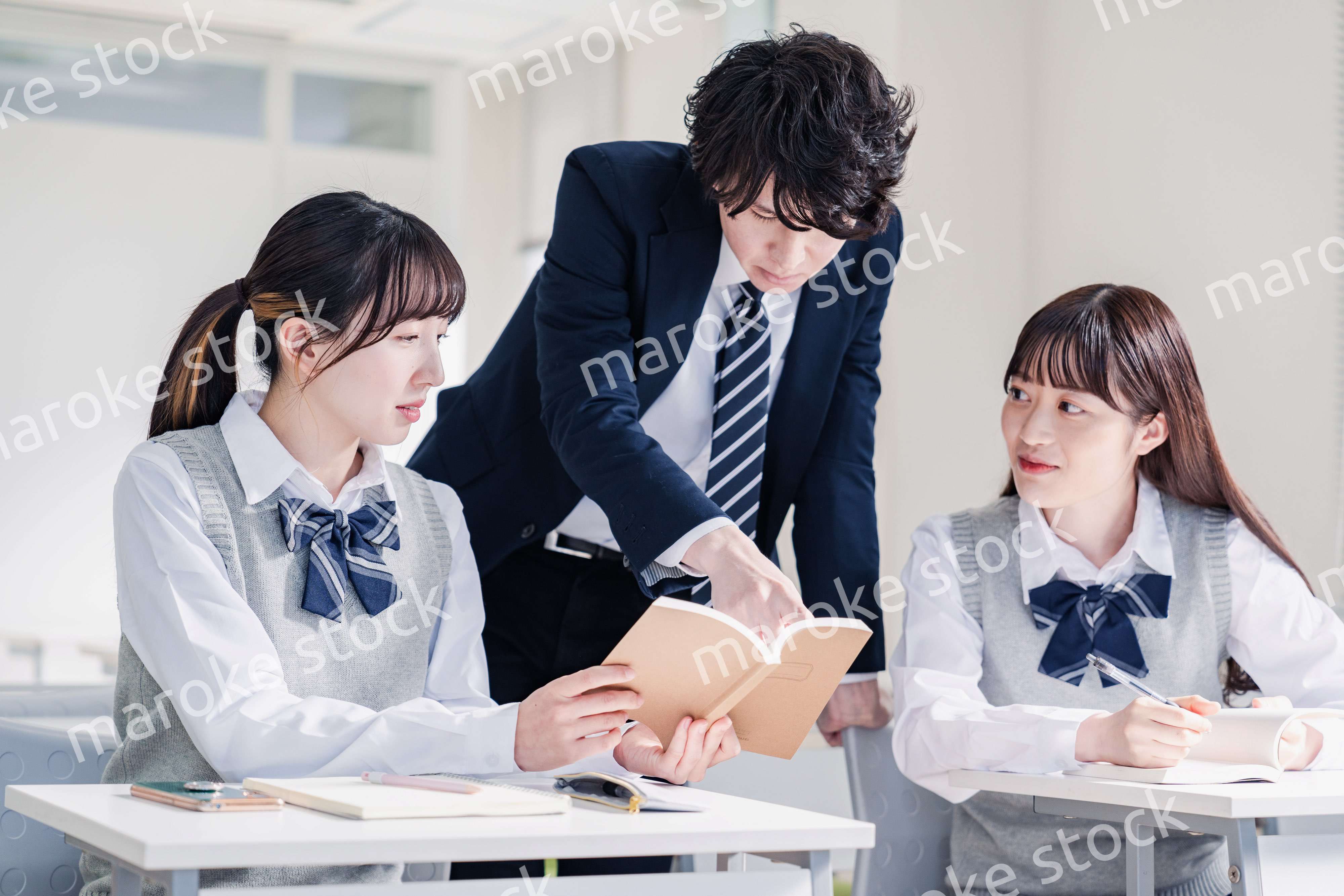 先生の指導を受ける高校生