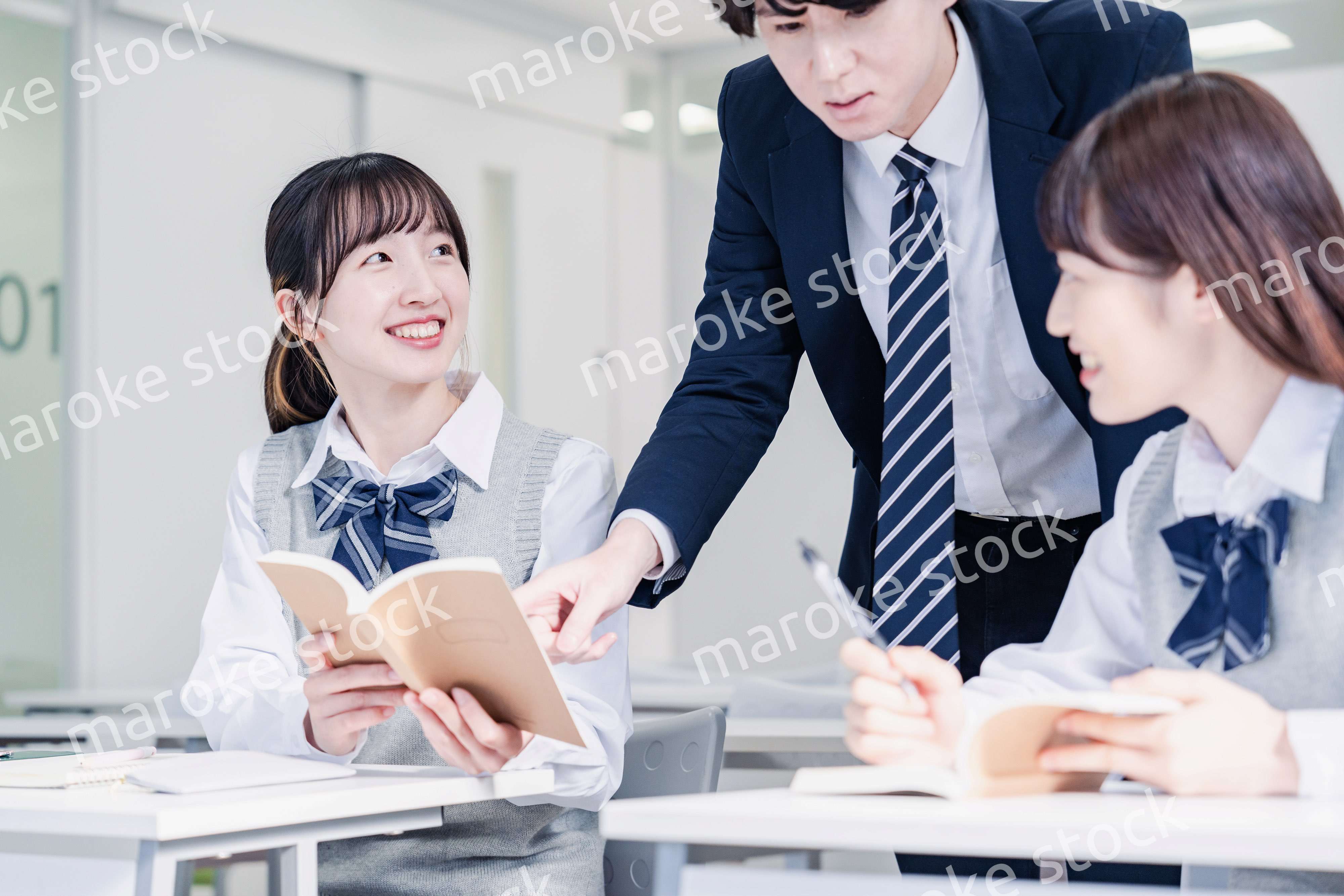 先生の指導を受ける高校生