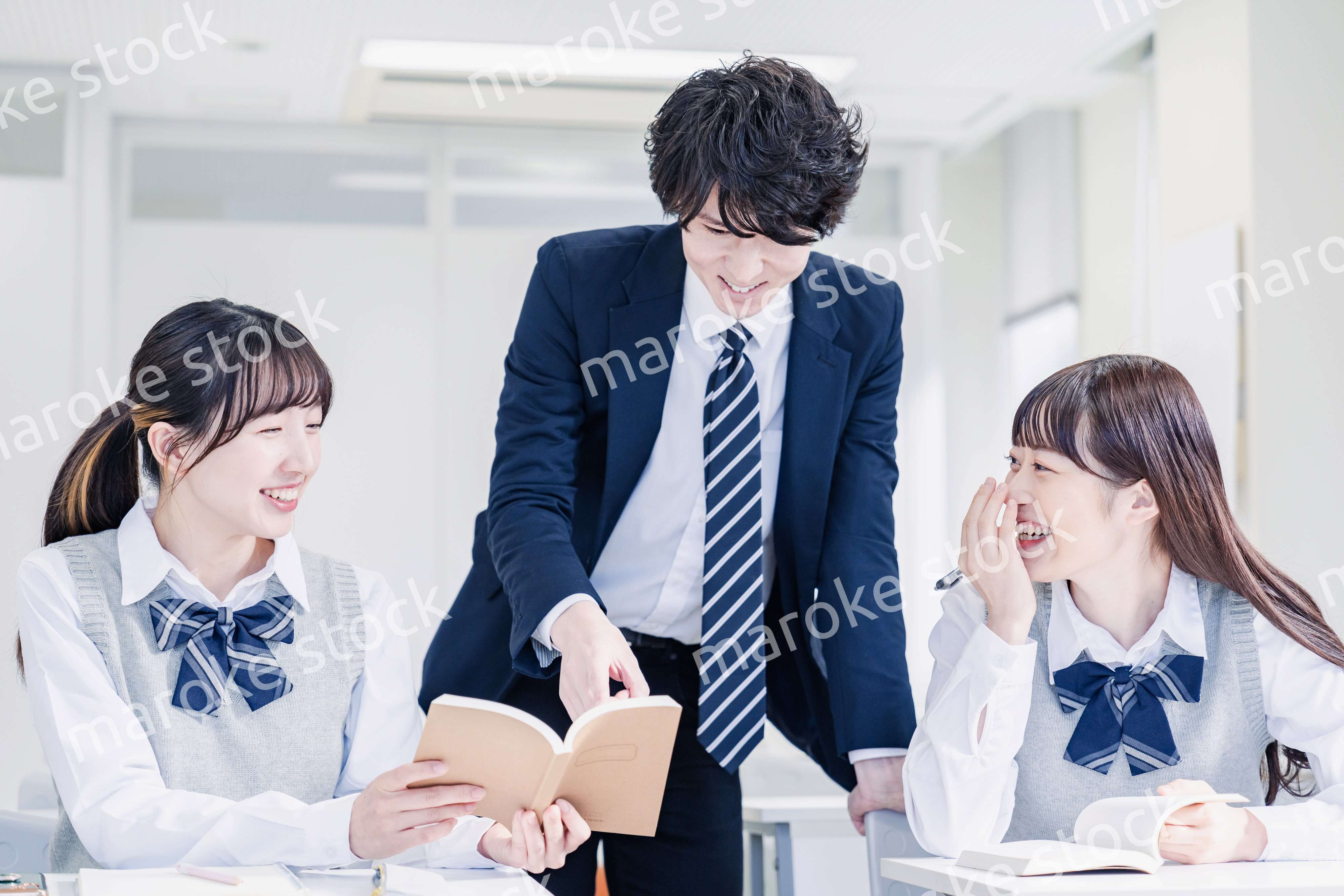 先生の指導を受ける高校生