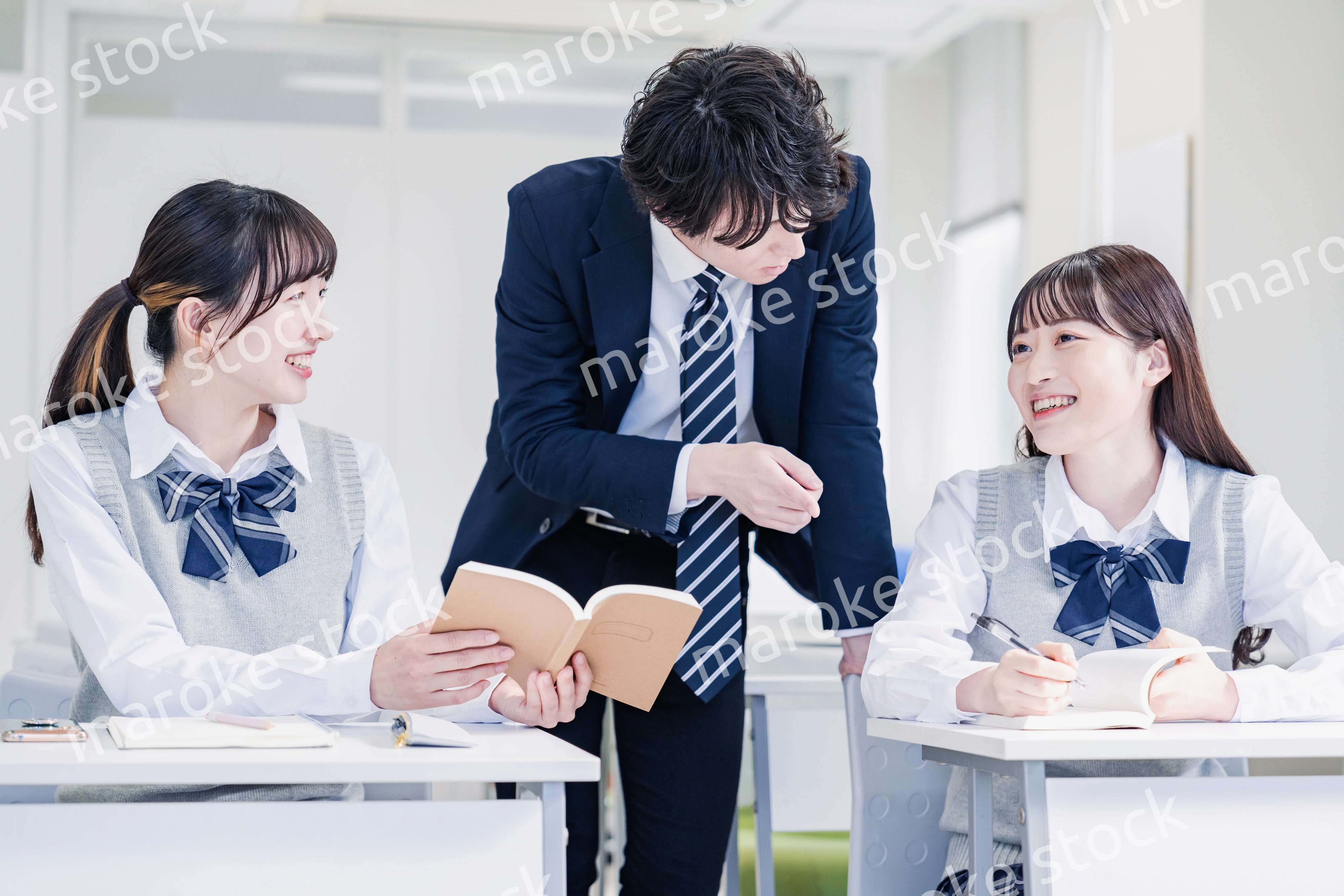 先生の指導を受ける高校生