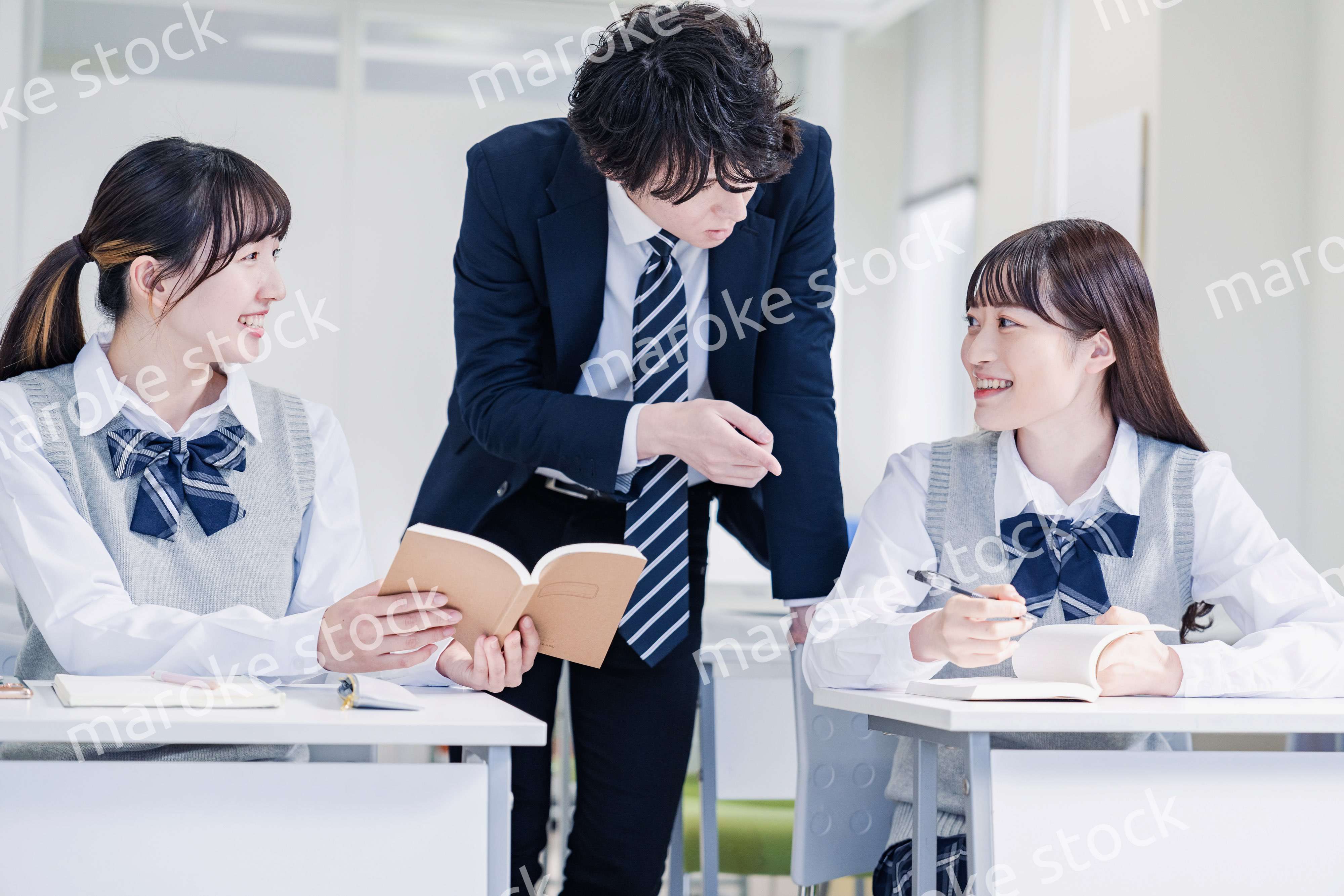 先生の指導を受ける高校生