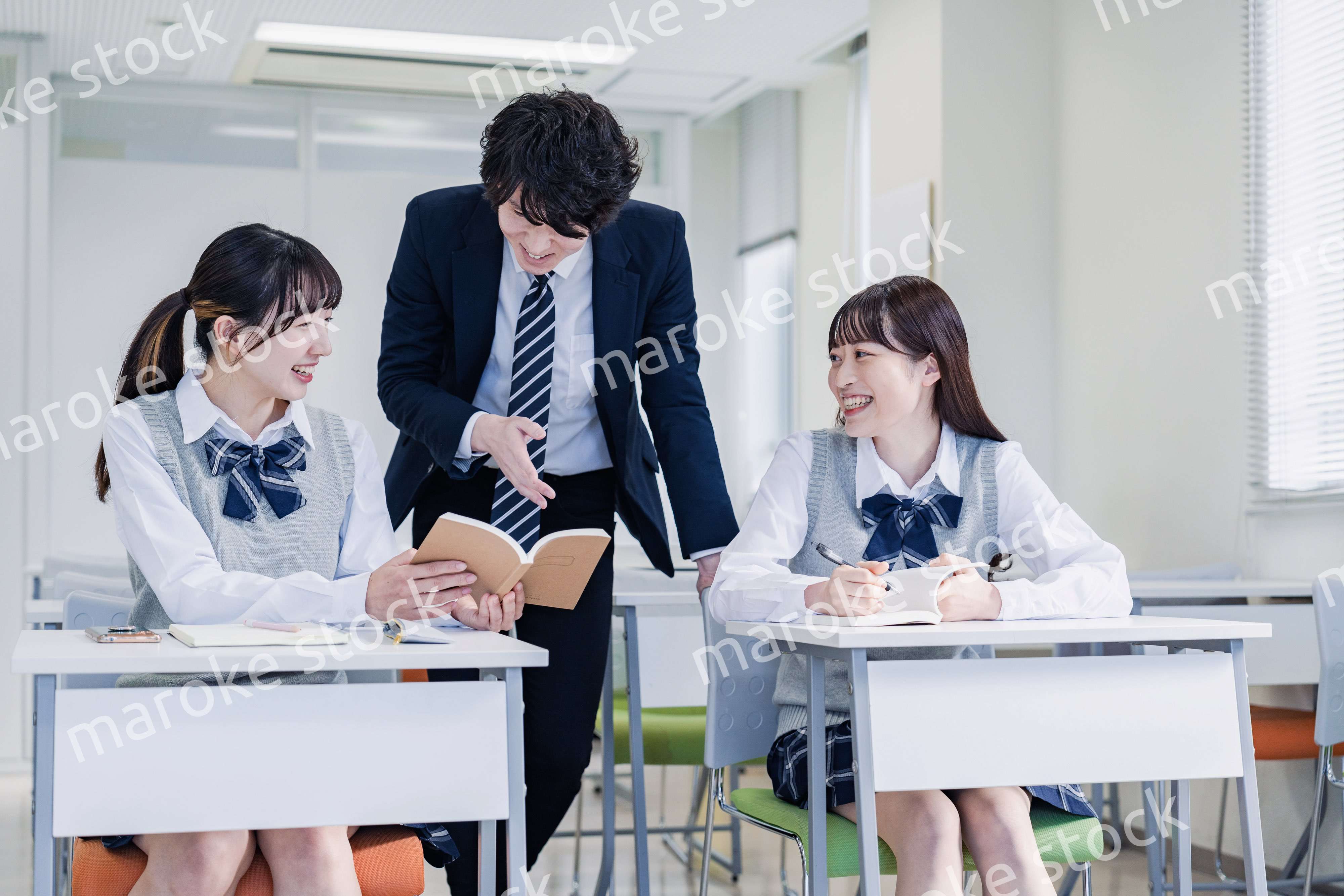 先生の指導を受ける高校生