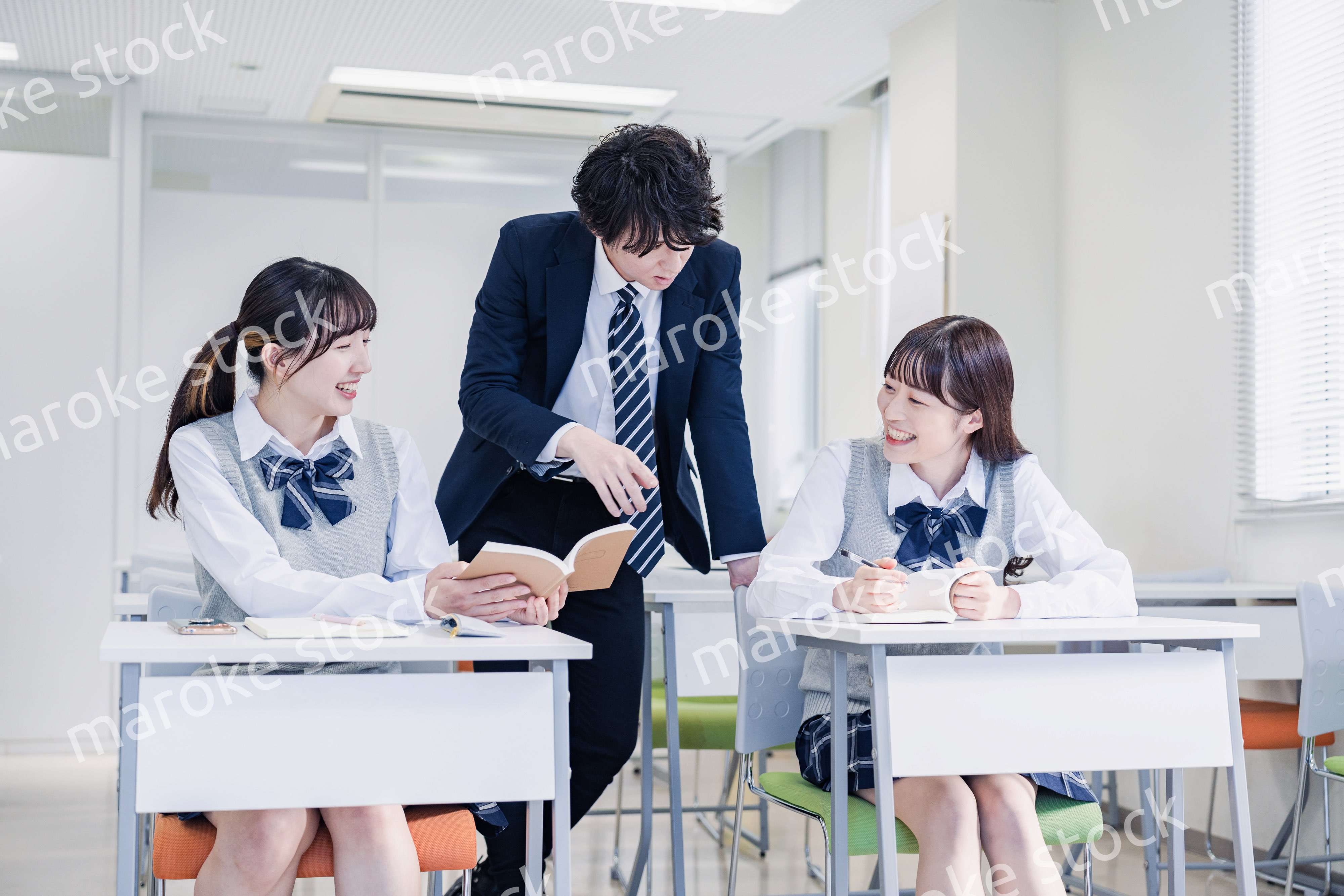 先生の指導を受ける高校生