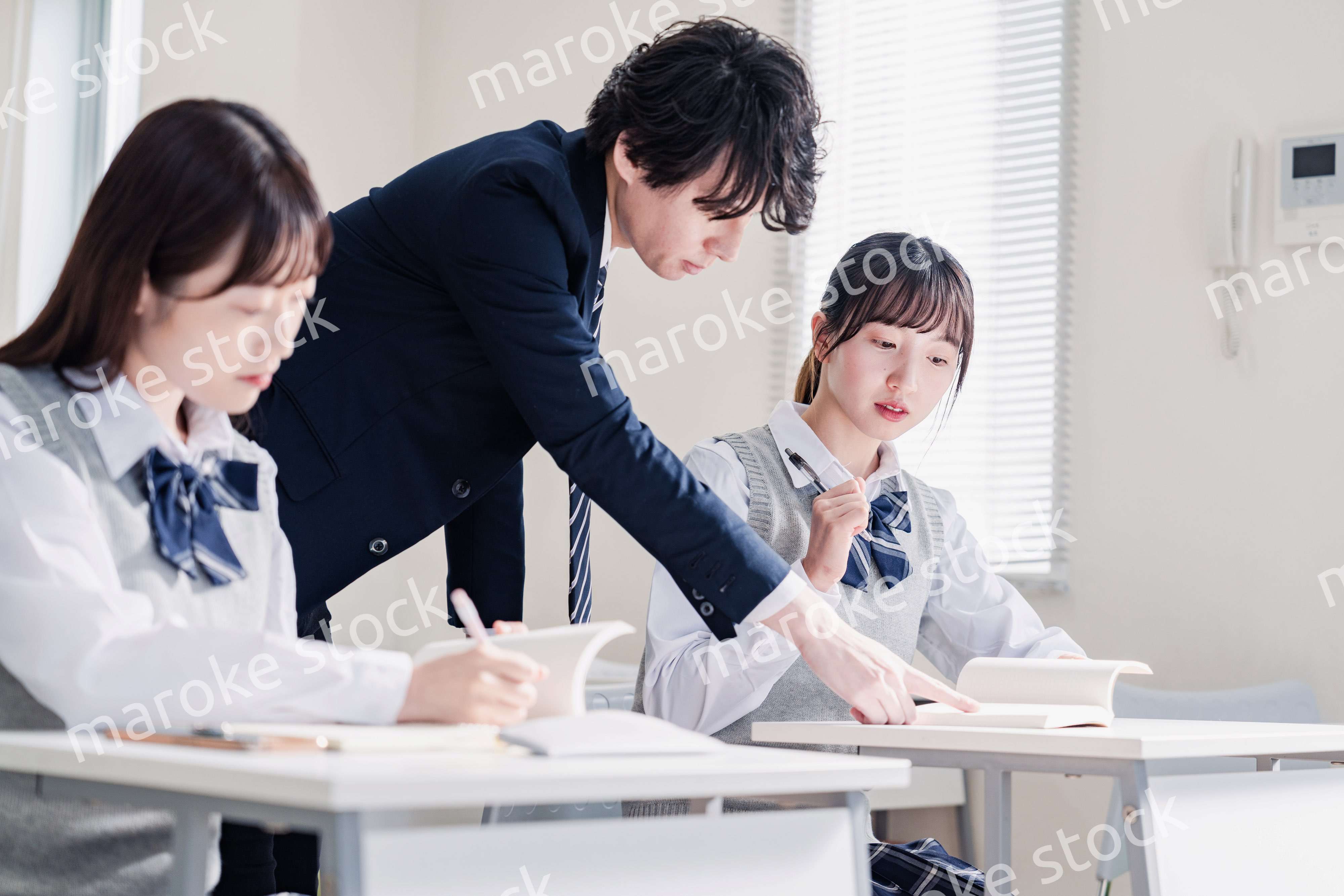 先生の指導を受ける高校生