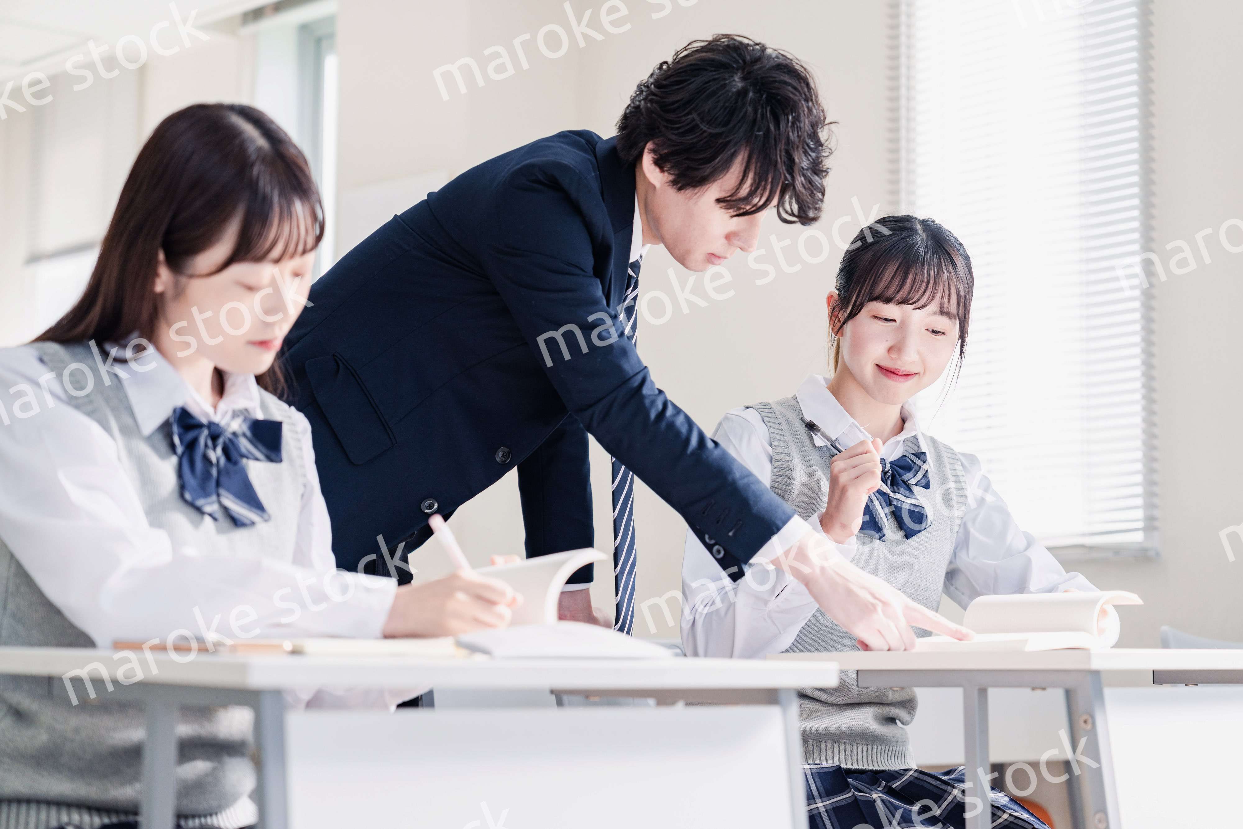 先生の指導を受ける高校生
