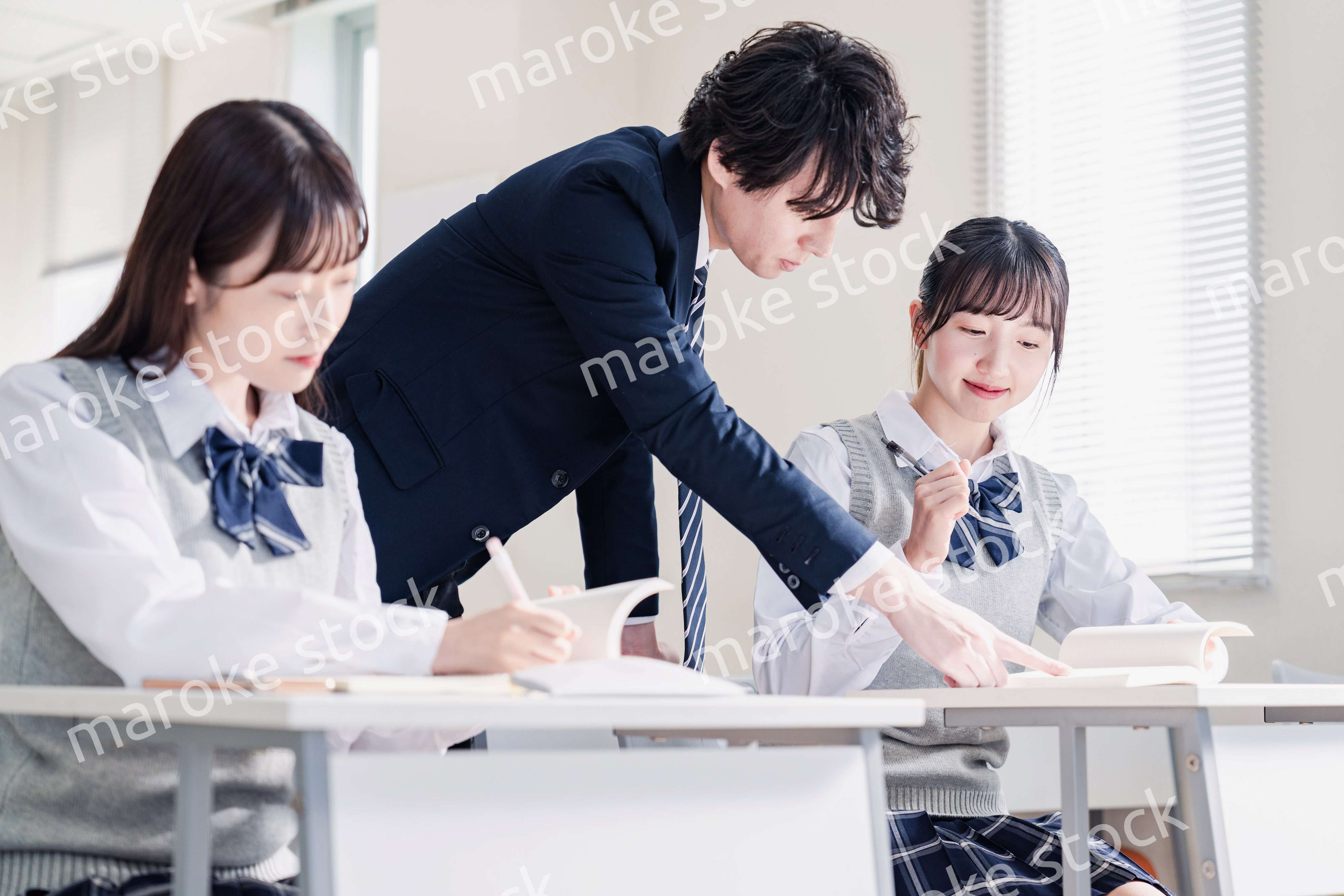 先生の指導を受ける高校生